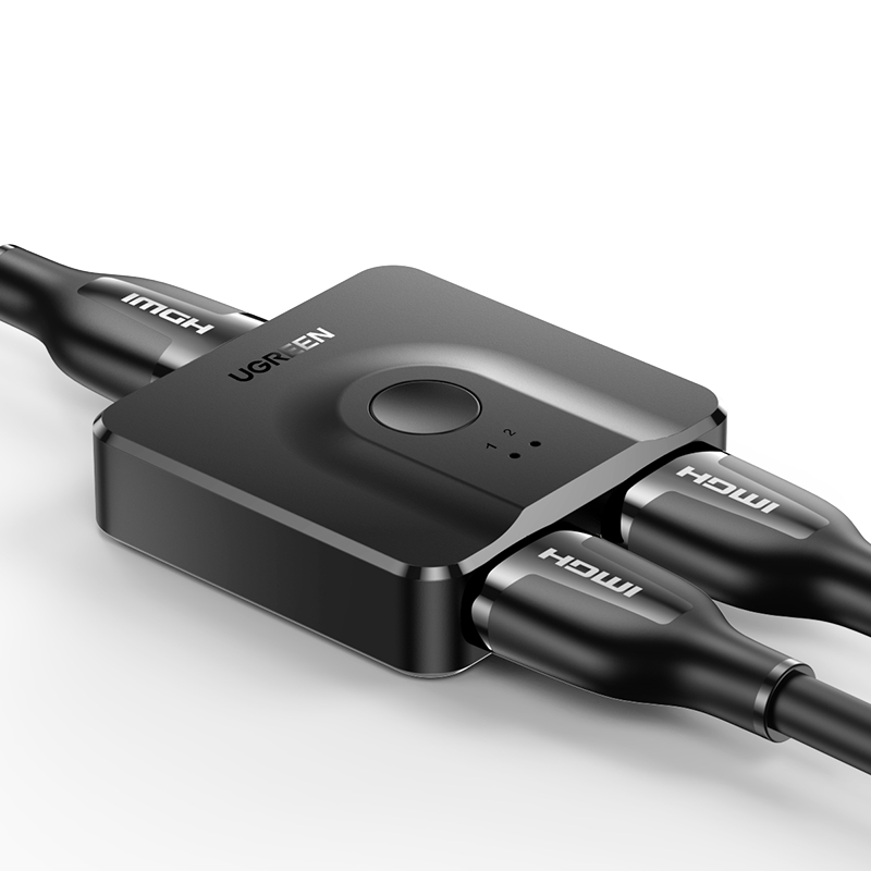 Schwarzer HDMI-Umschalter von UGREEN mit zwei Kabeln, die an der Vorderseite angeschlossen sind.