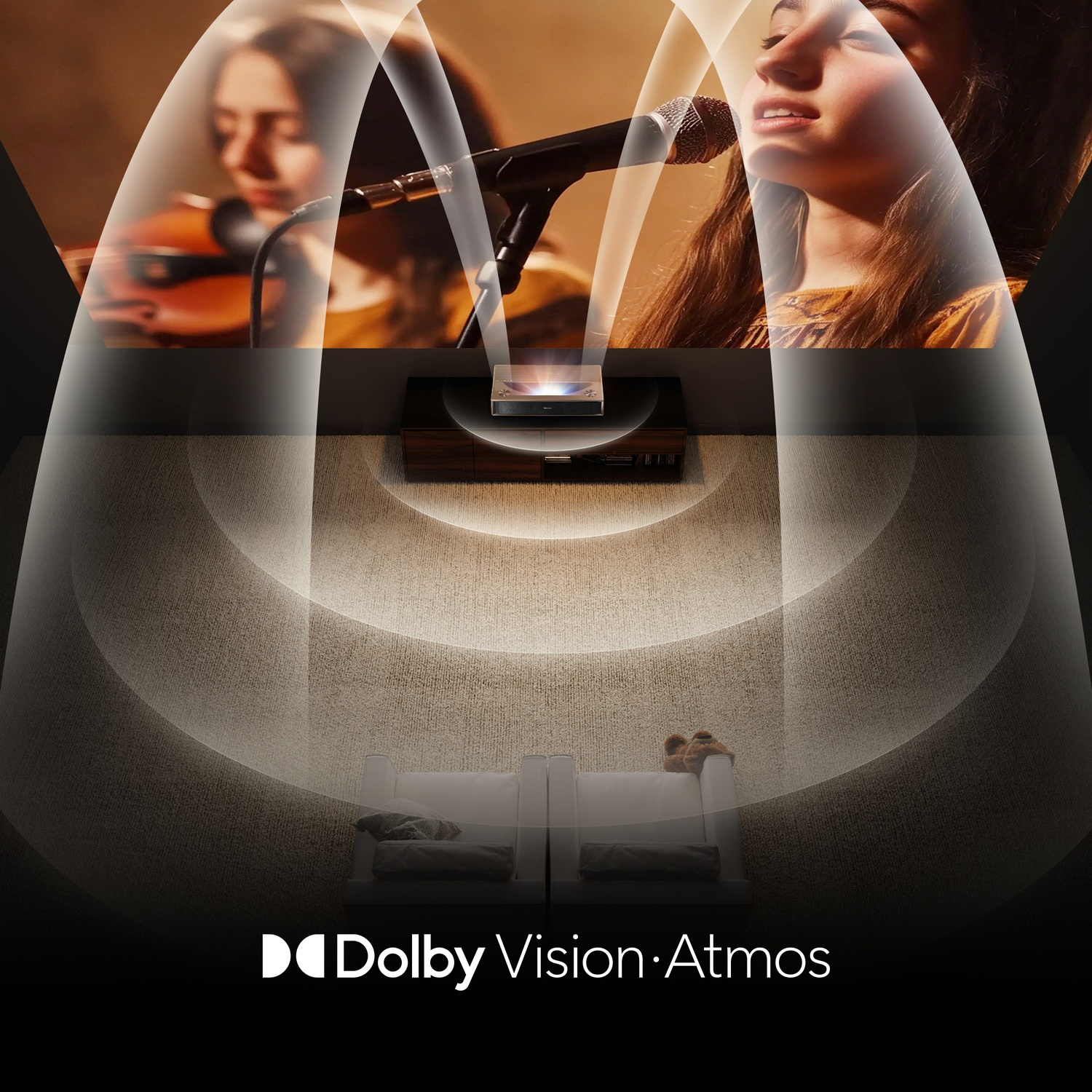 Proiettore mostra due cantanti, circondate da onde sonore. Dolby Vision Atmos.
