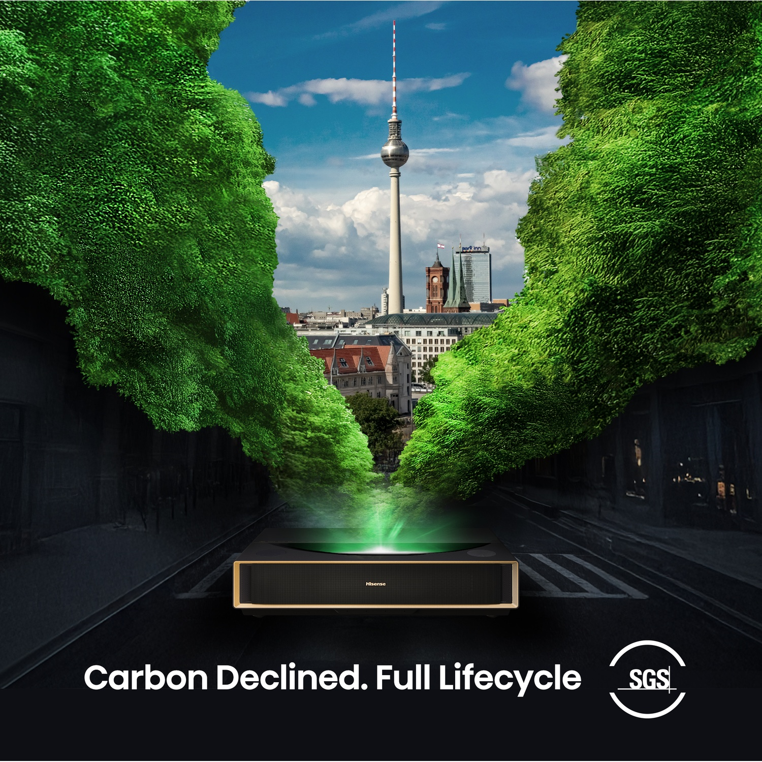 Un proiettore su una strada con alberi verdi e lo skyline di Berlino.
