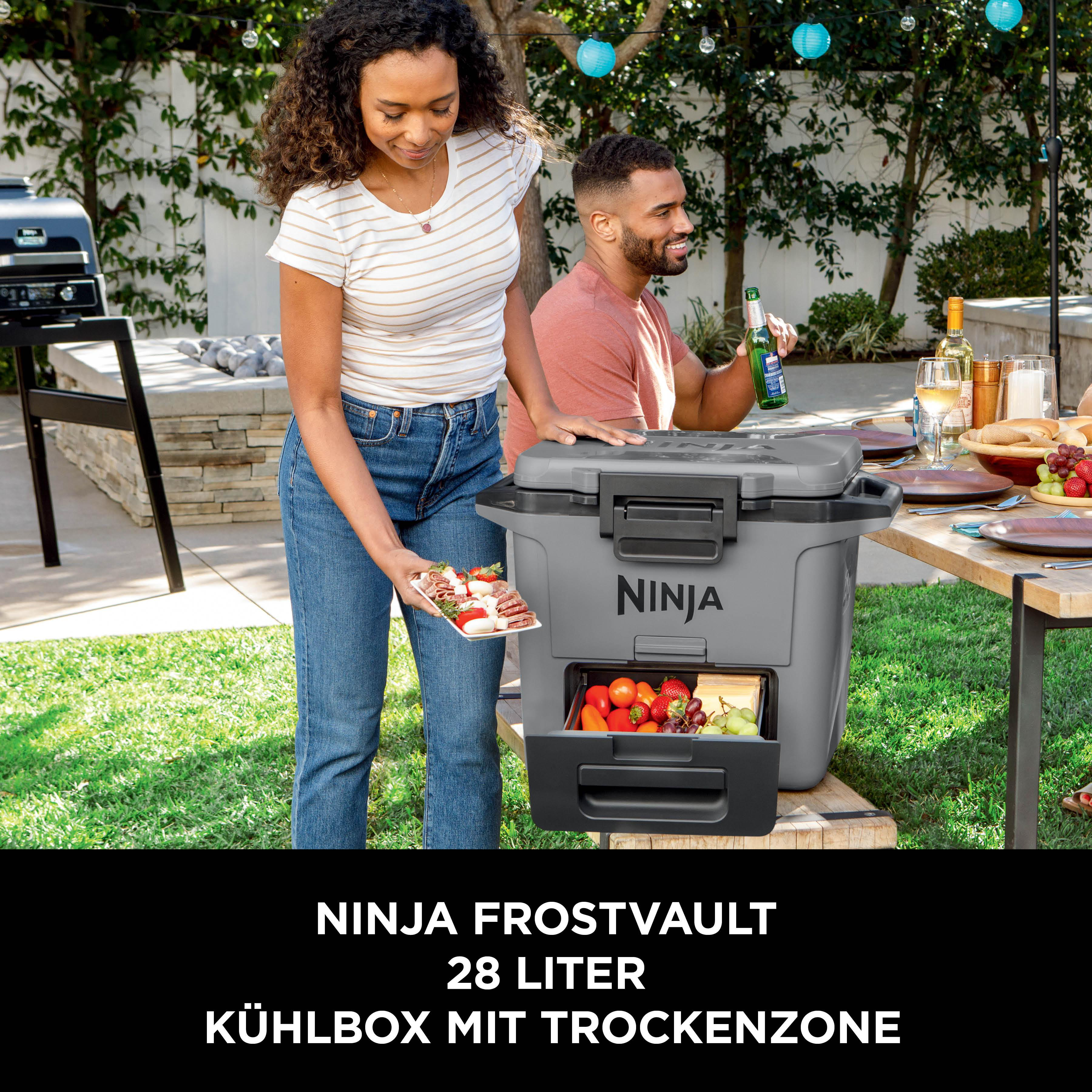 Ein Mann und eine Frau genießen eine Gartenparty mit einem Ninja-Kühler und Essen.