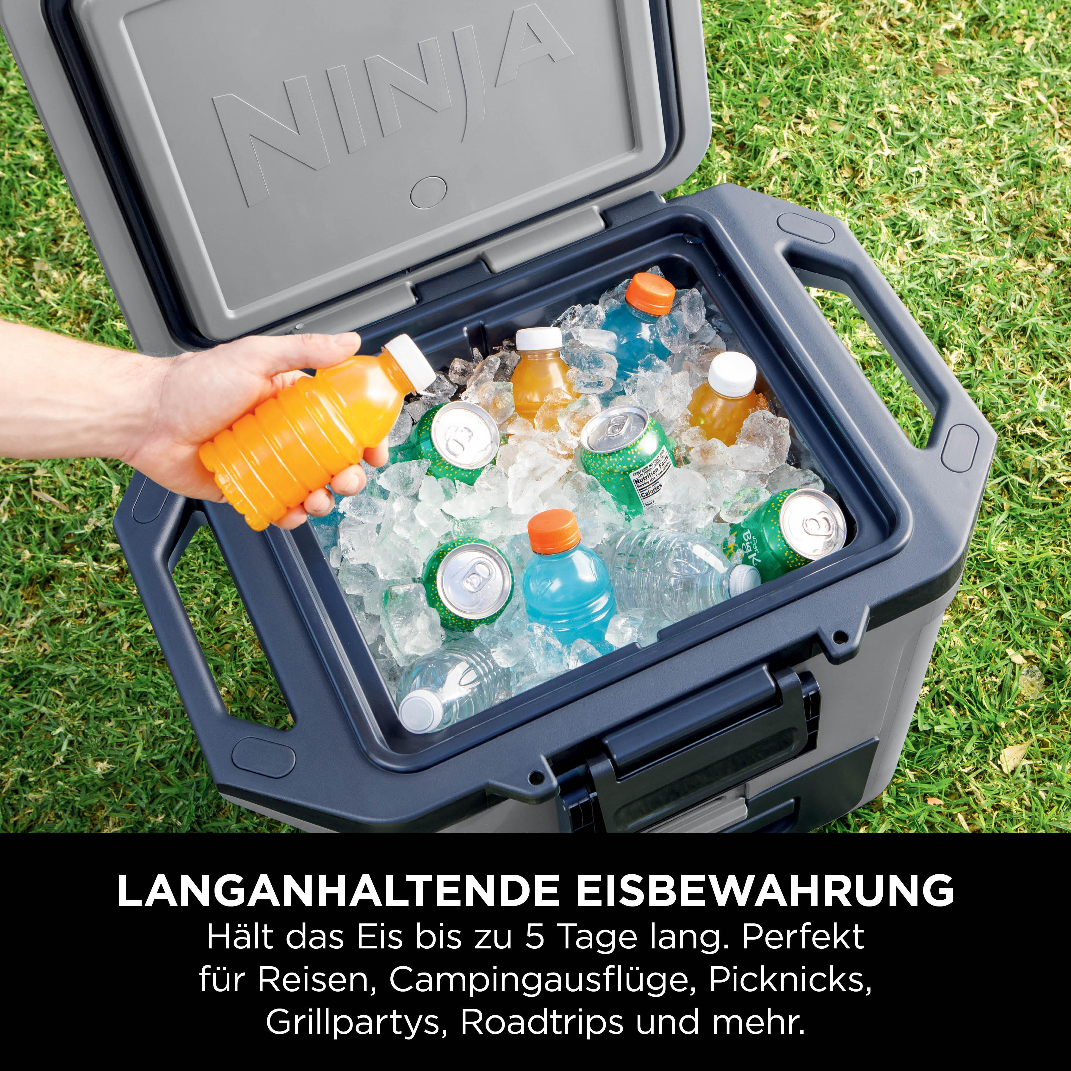 Eine Hand nimmt eine orangefarbene Flasche aus einer gefüllten Kühltruhe mit Eis und Getränken.