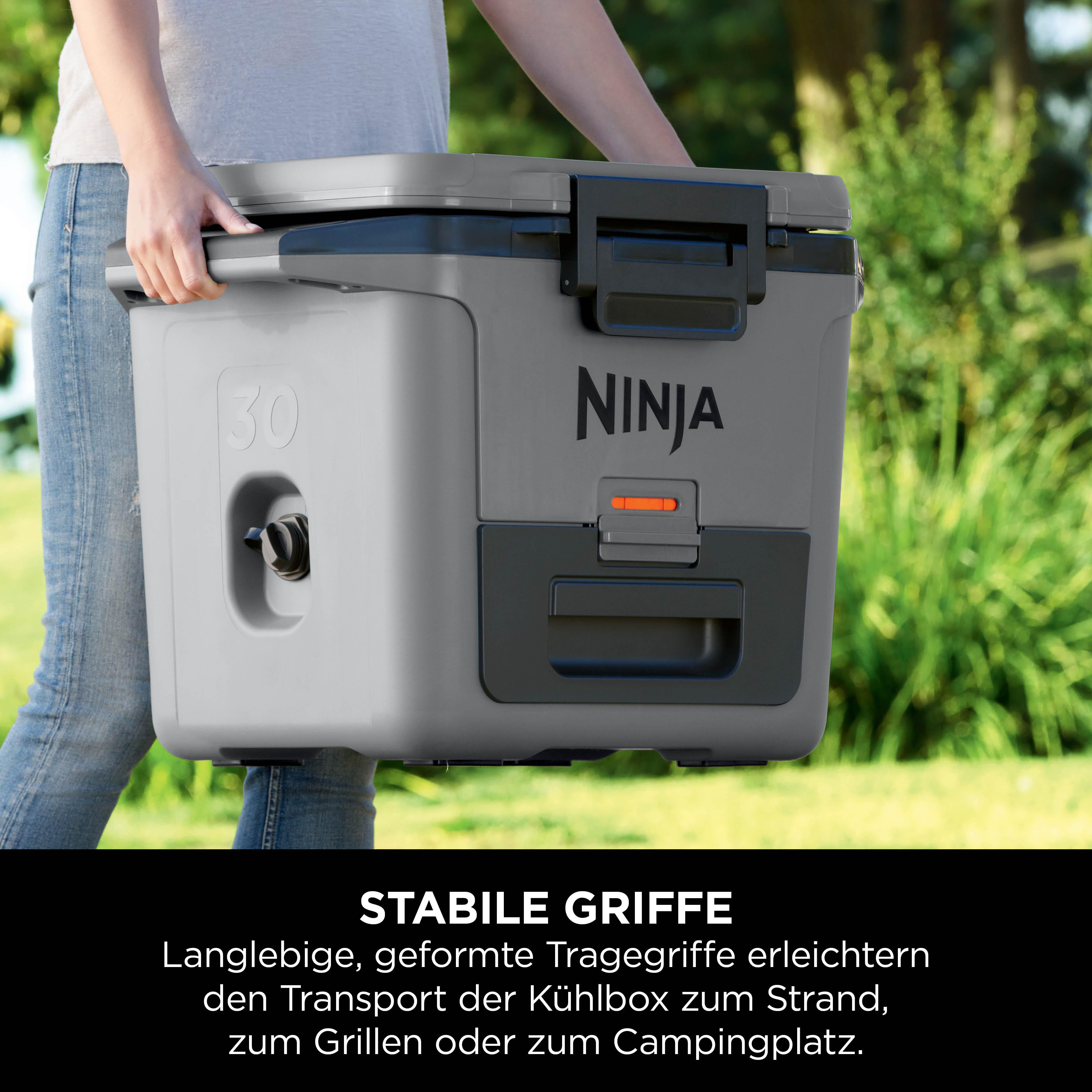 Eine Person trägt eine graue und schwarze Kühlbox mit der Aufschrift NINJA.