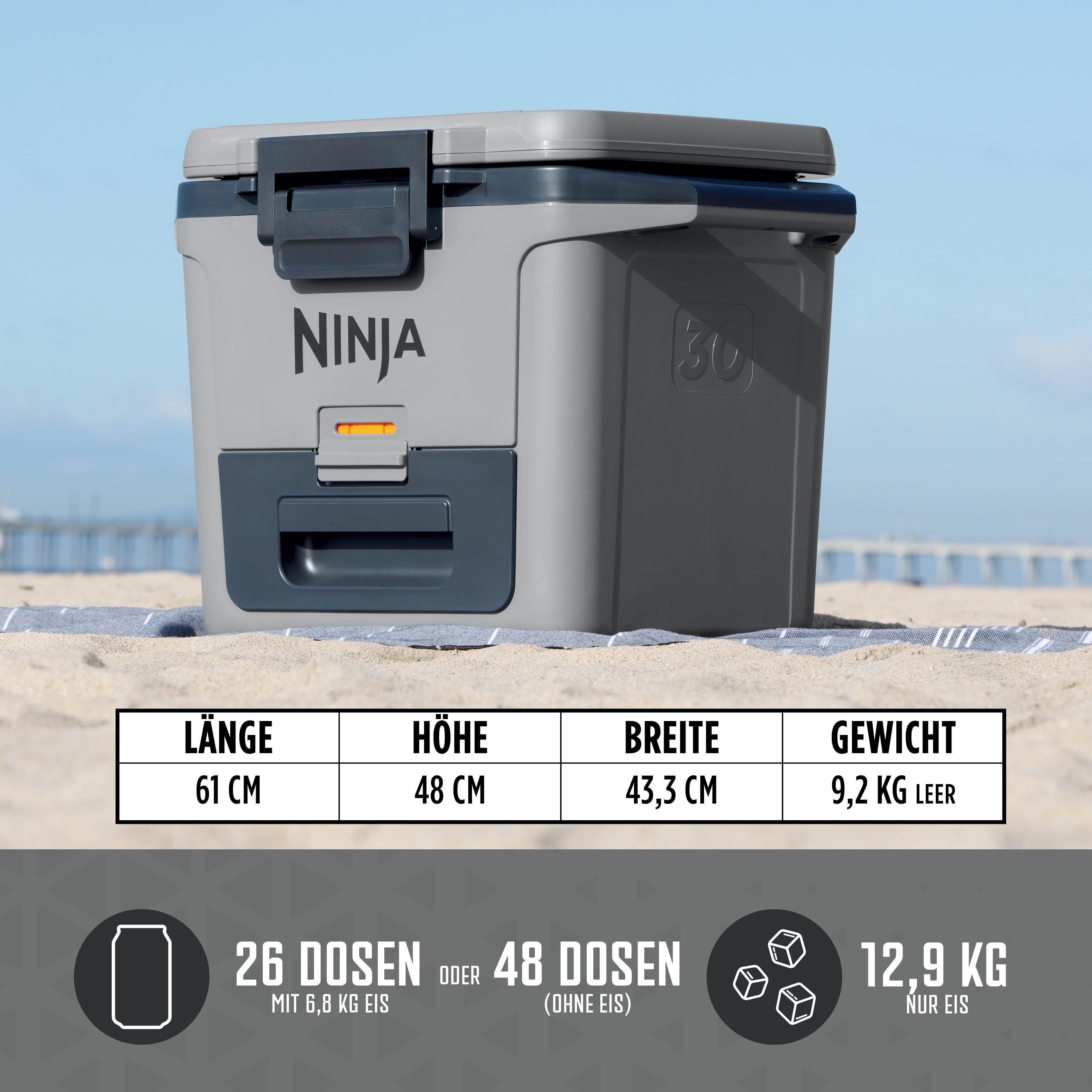 Grauer und dunkler Kühlbox auf einem Strandtuch am Strand. Maße und Kapazität angegeben.
