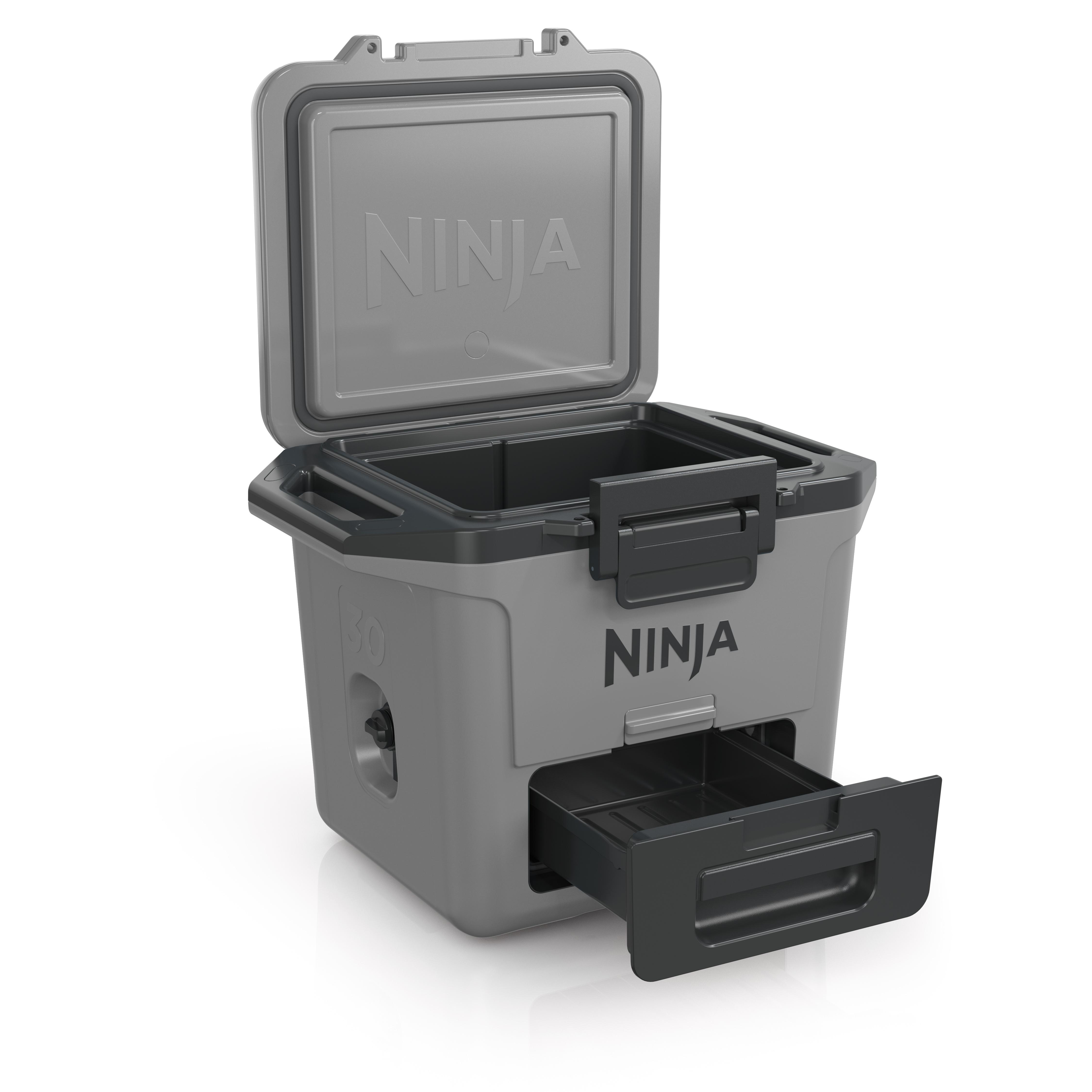 Grauer Ninja-Kühler mit geöffnetem Deckel und herausgezogenem Fach.