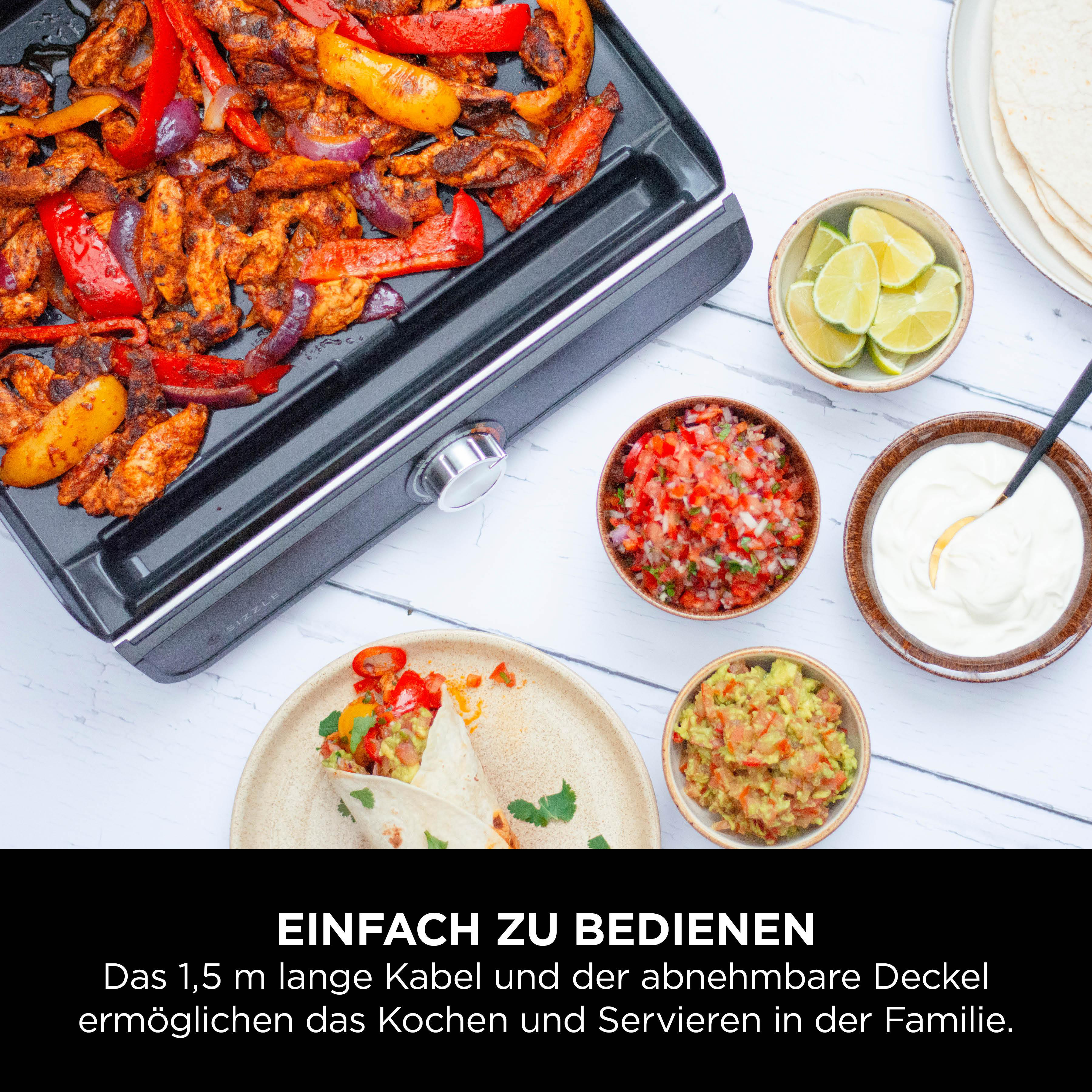 Fajitas mit Hähnchen, Paprika und Zwiebeln auf einem Grill mit Beilagen.