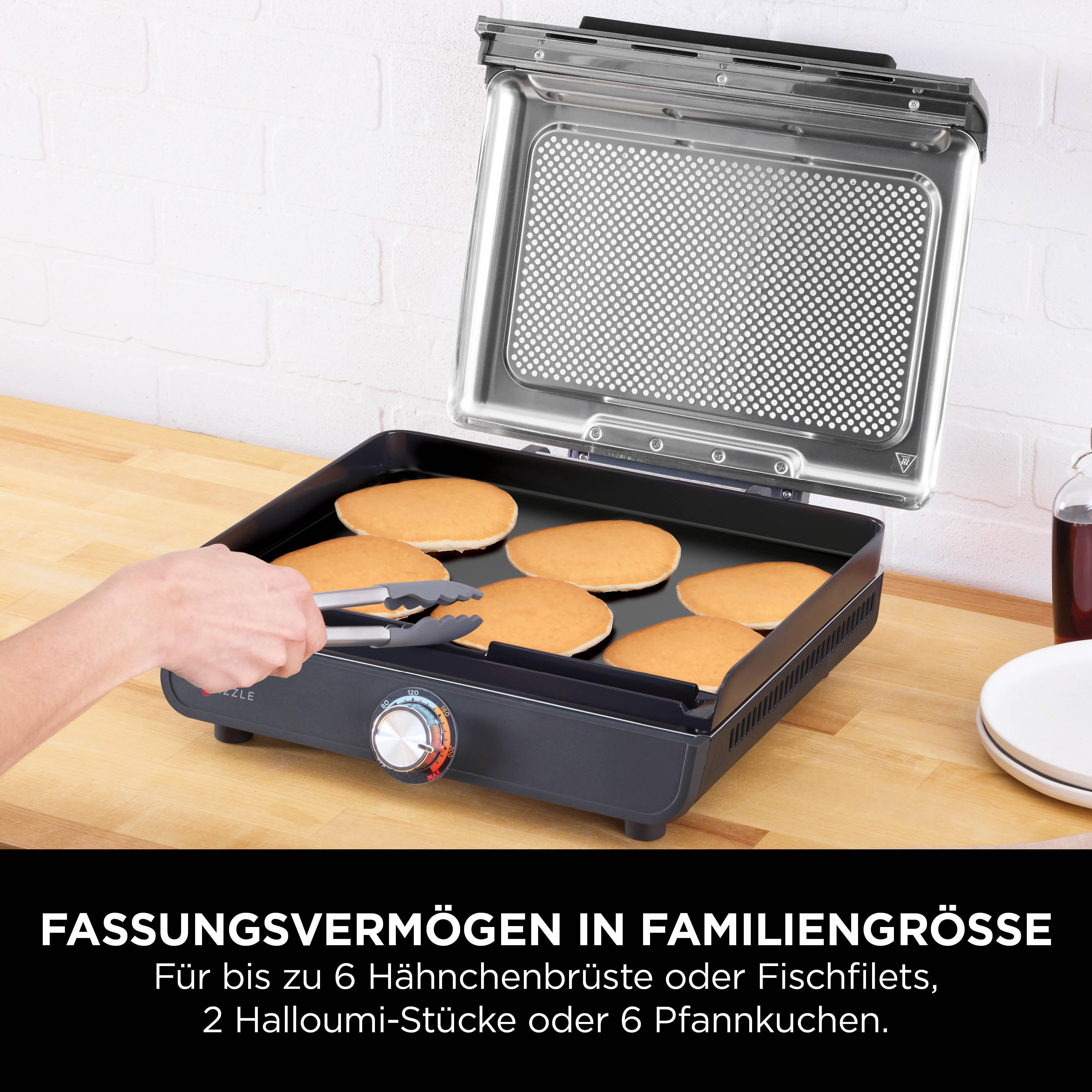 Ein Tischgrill mit sechs Pfannkuchen, ein Deckel und eine Hand mit Zange.
