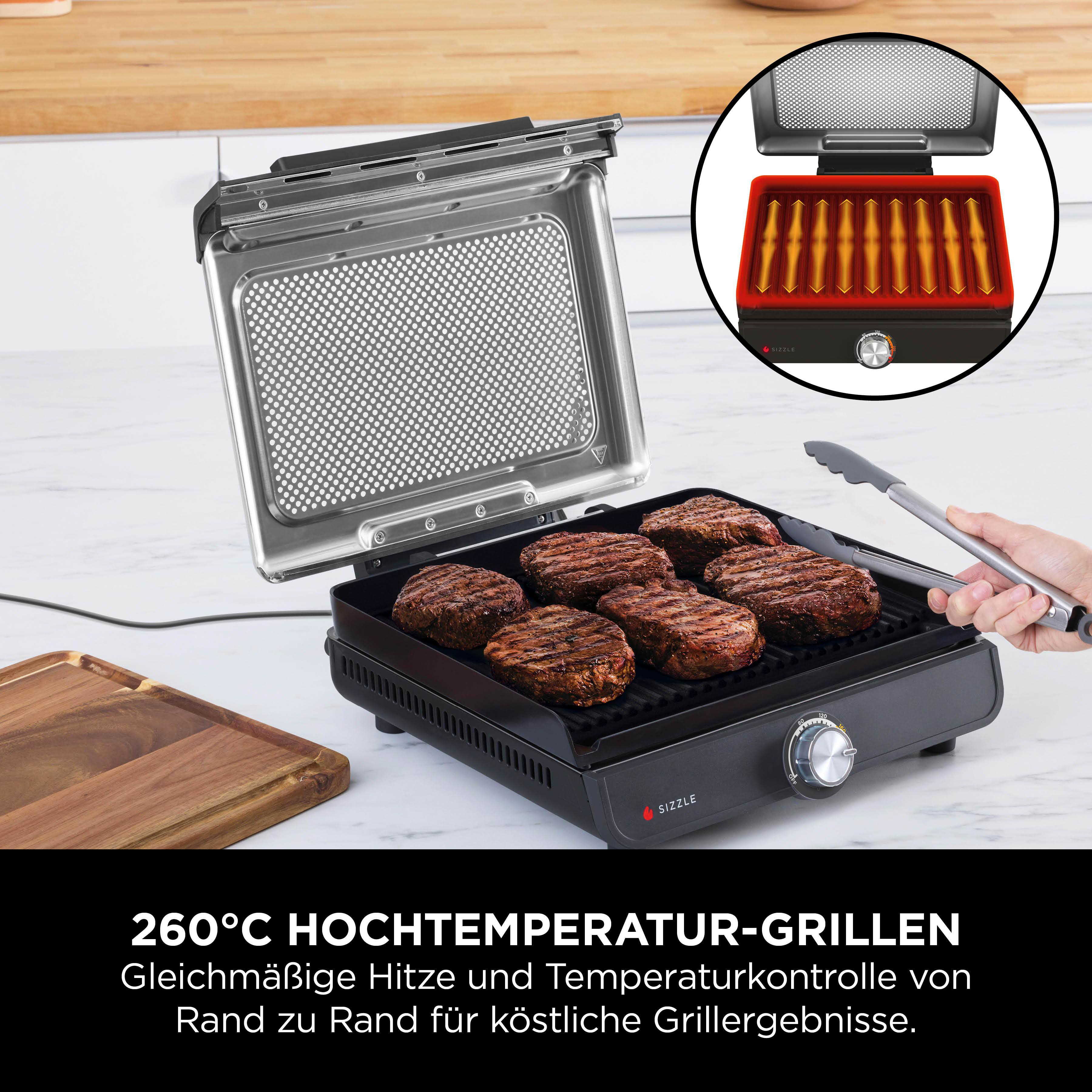 Ein Grill mit Fleisch und Zangen. Der Deckel ist offen.