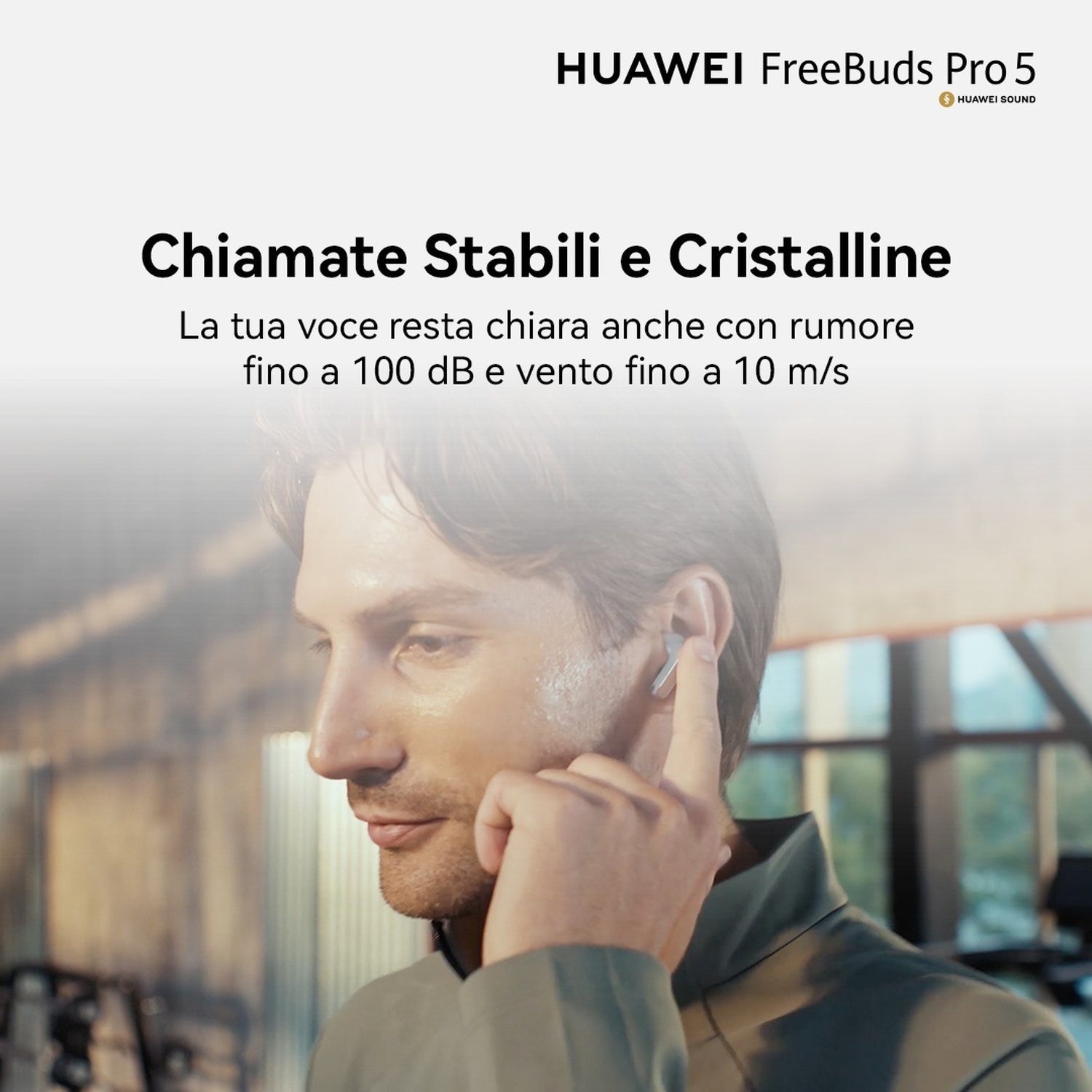 Uomo con Huawei FreeBuds Pro 5 nell'orecchio.