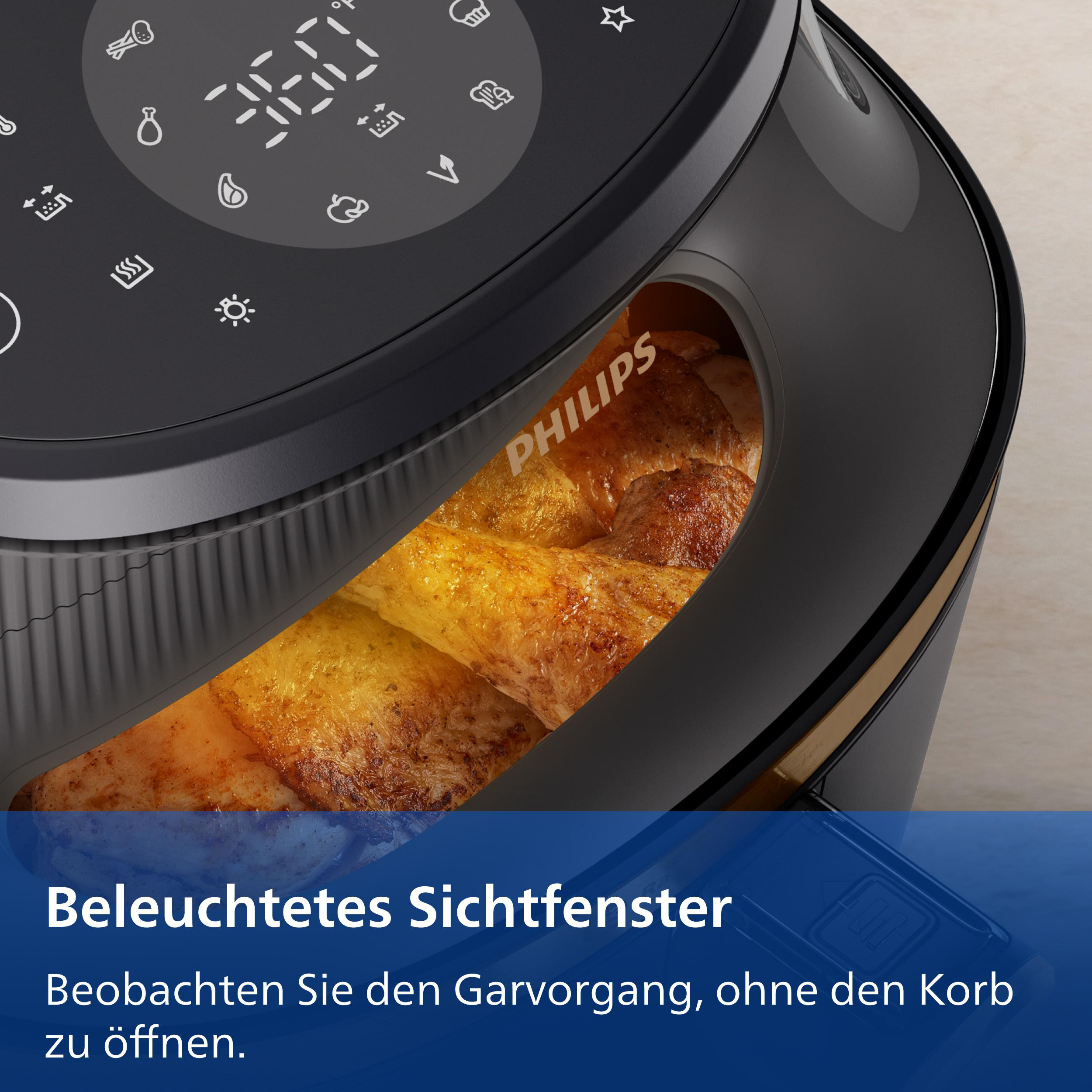 Ein Airfryer mit beleuchtetem Sichtfenster, der Hähnchen brät.