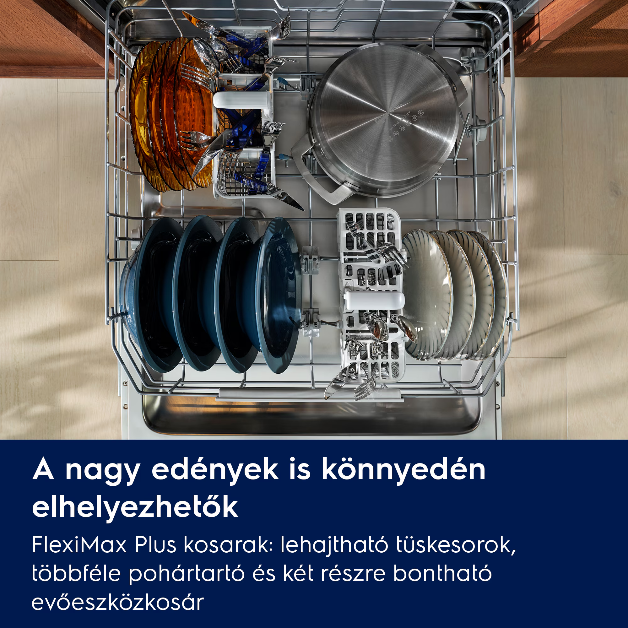 Mosogatógép belső edényekkel, tányérokkal, evőeszközökkel.