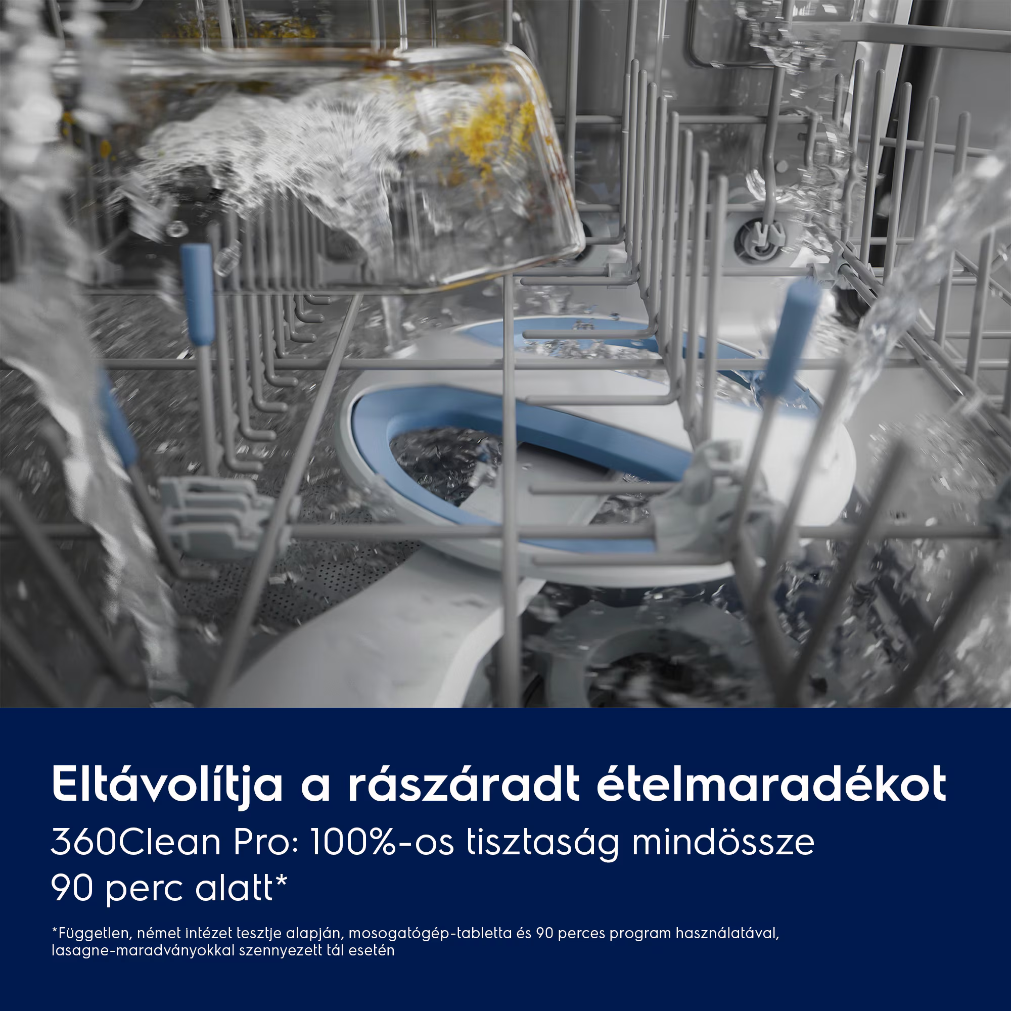 Víz fröcsköl edényekre egy mosogatógépben.