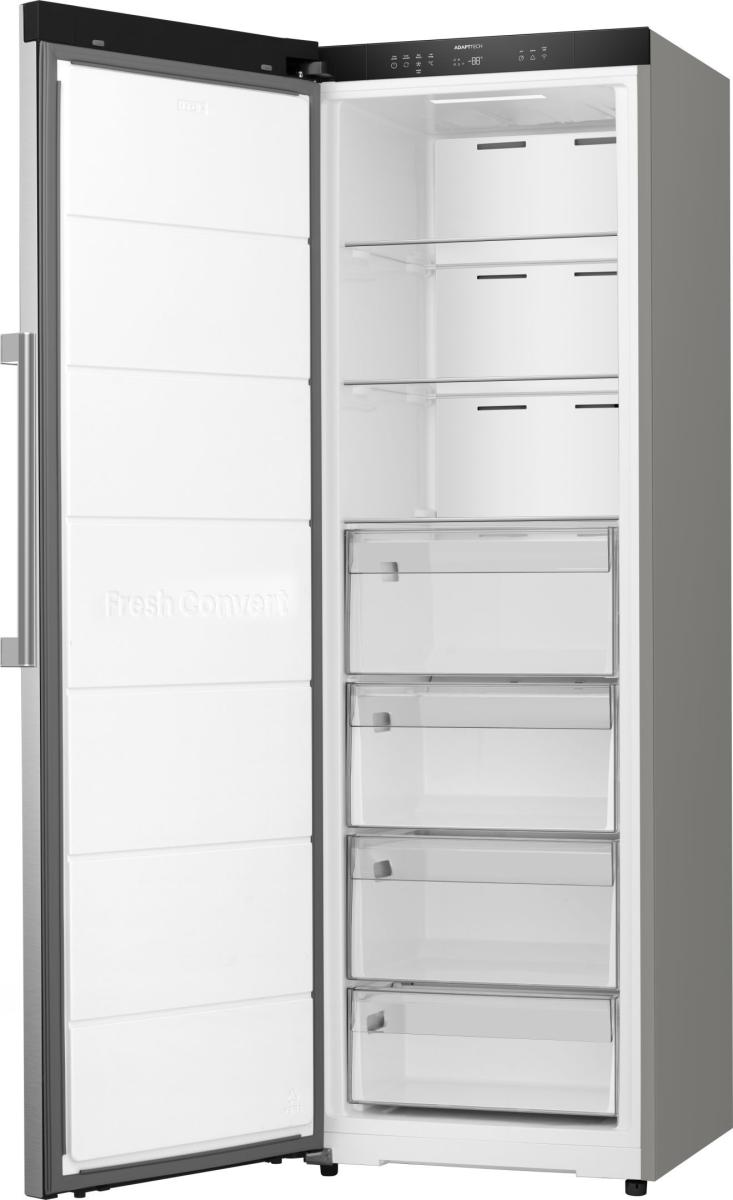 Ein offener weißer Gefrierschrank mit silbernem Griff und Glasfächern.