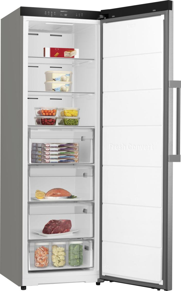 Ein offener Kühlschrank mit Lebensmitteln wie Fisch, Fleisch und Gemüse.