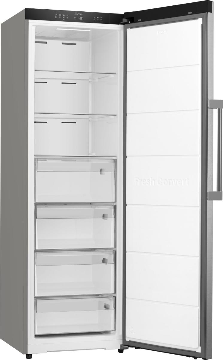Ein offener Kühlschrank mit Regalen und Schubladen; die Tür ist auf der rechten Seite.