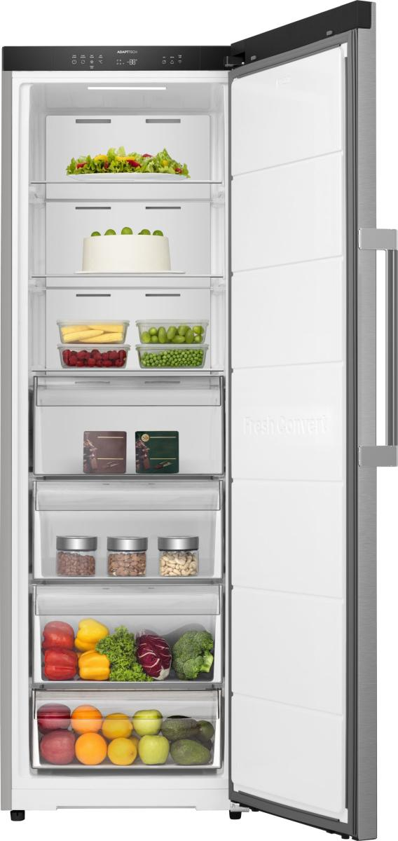Ein offener Kühlschrank mit Lebensmitteln: Salat, Kuchen, Obst und Gemüse.