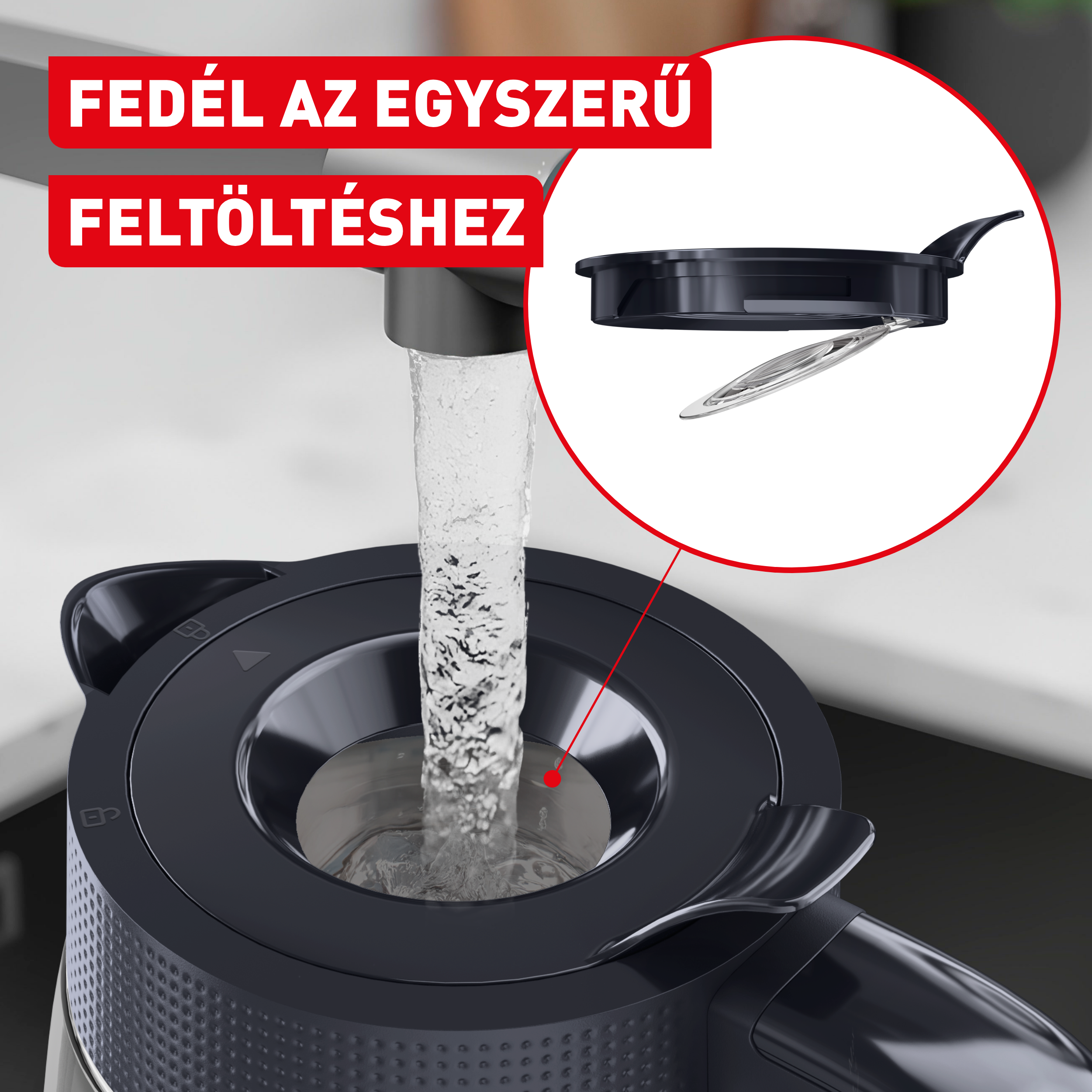 Víz ömlik a vízforralóba; fedél nyitva ezüst fogantyúval.