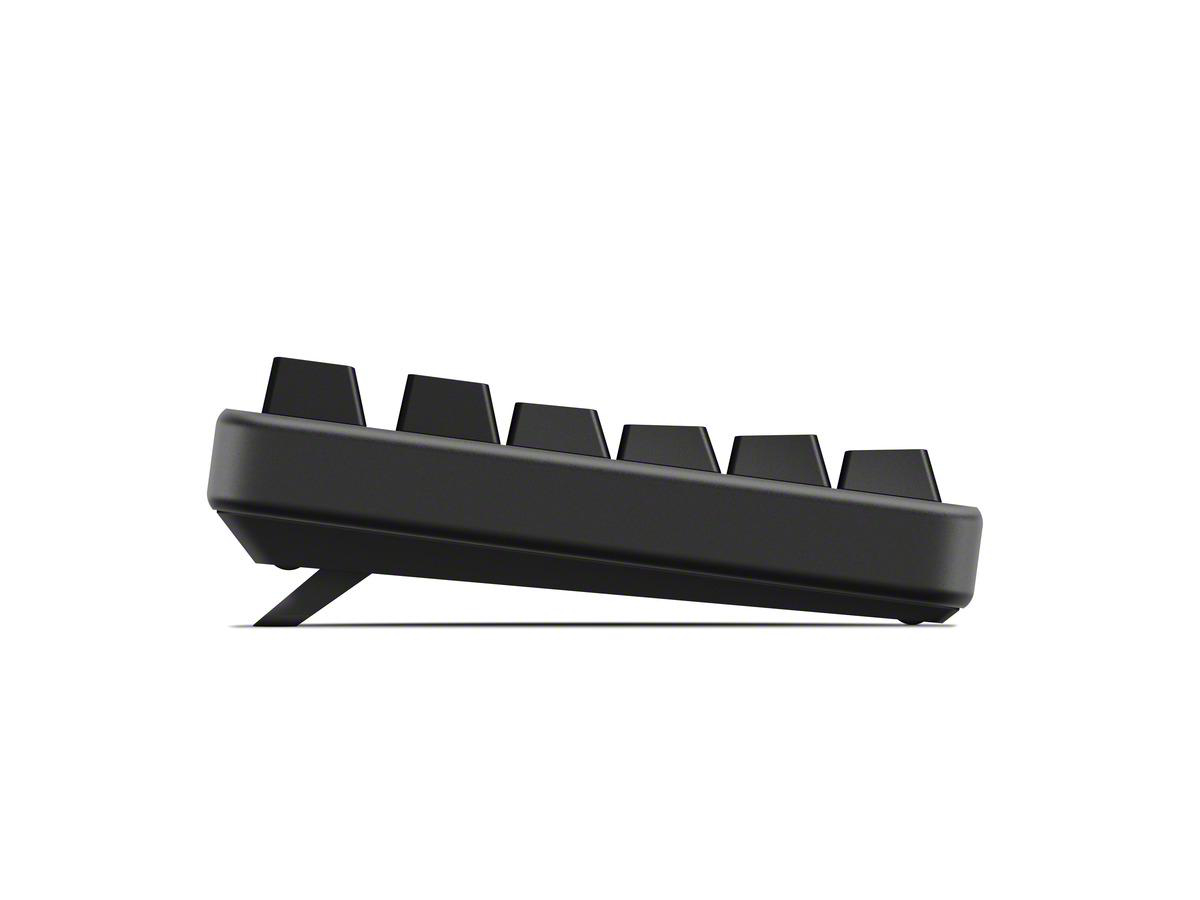 Schwarze Tastatur mit erhöhten Tasten, von der Seite gesehen.
