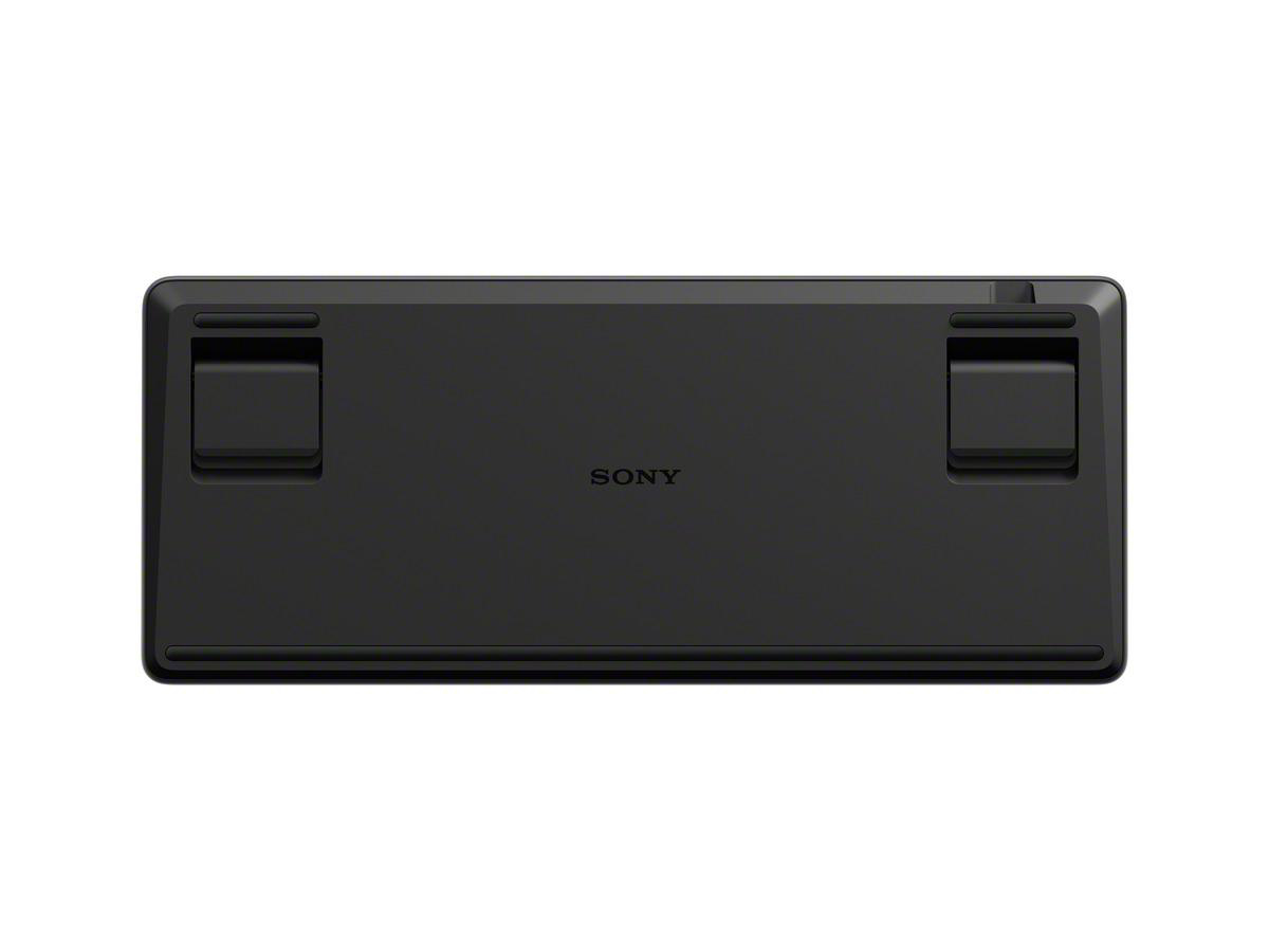Schwarze Sony-Tastatur von unten mit ausklappbaren Füßen.