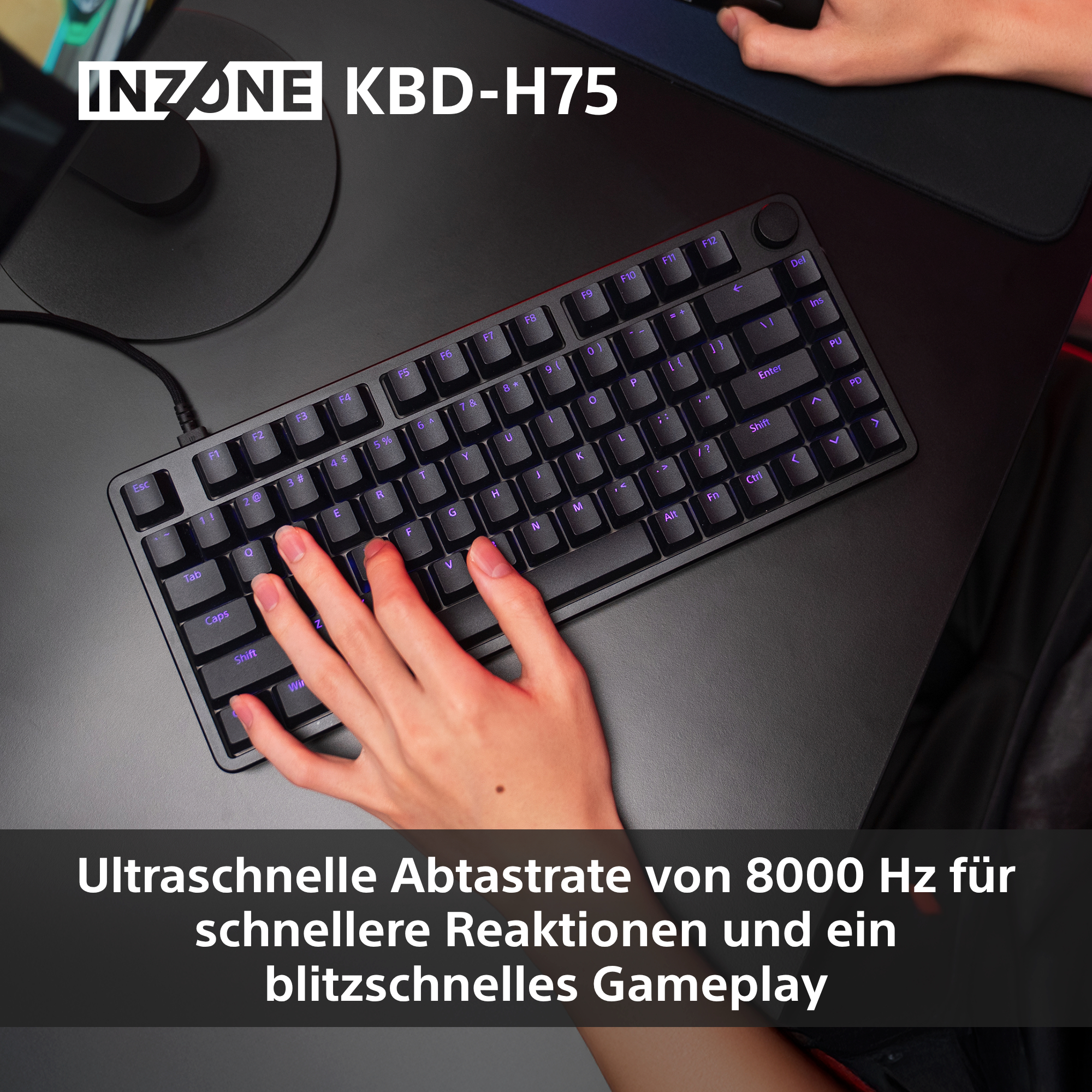 Nahaufnahme einer Hand auf einer schwarzen Tastatur mit lila Beleuchtung.