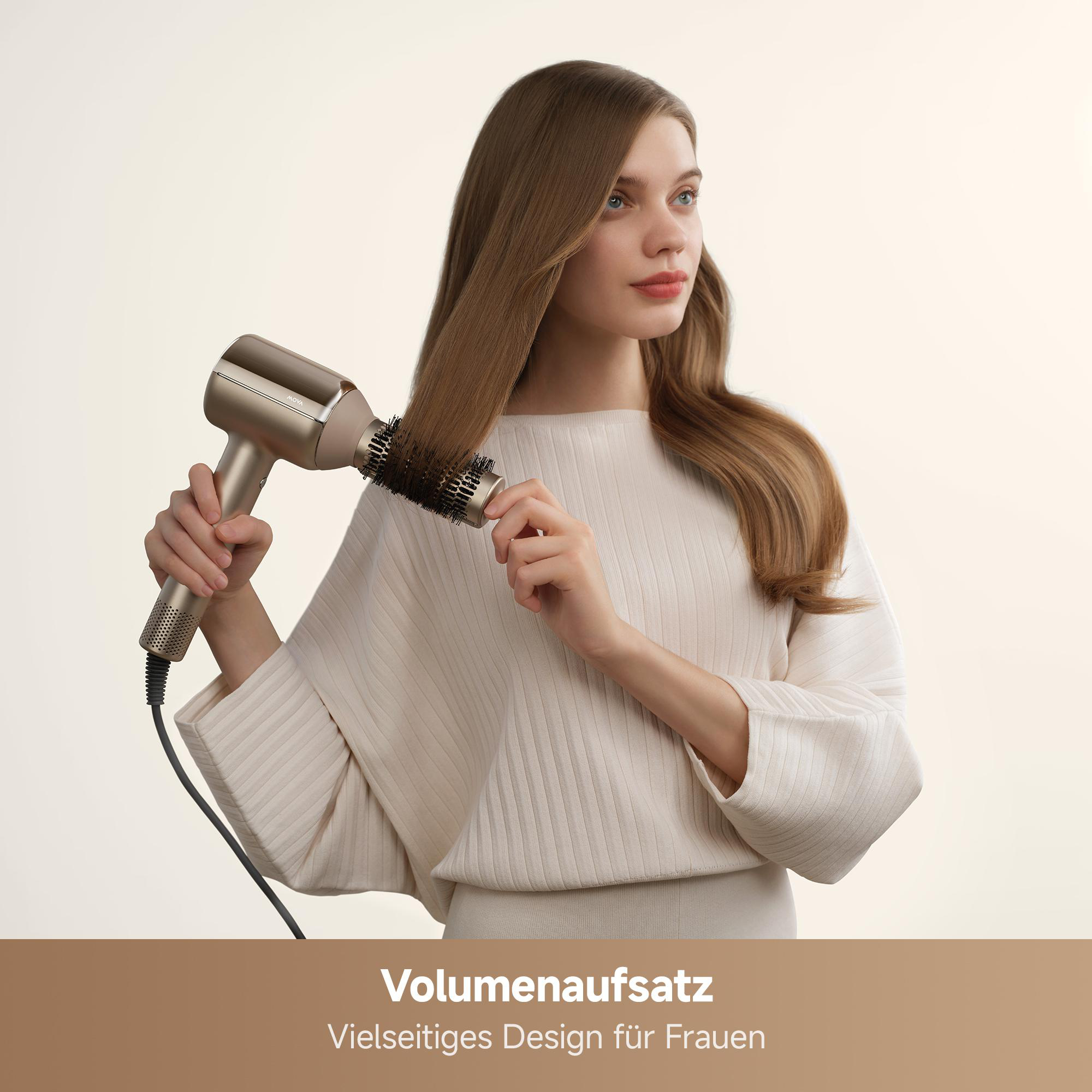 Frau föhnt ihr braunes Haar mit einem runden Aufsatz an einem hellen Hintergrund.