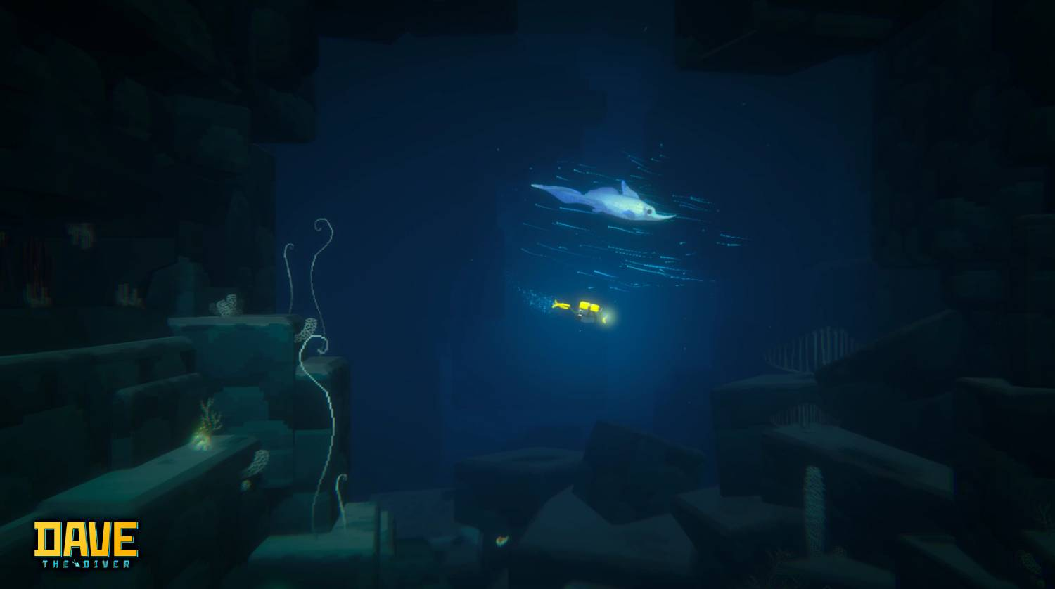 Un pequeño submarino amarillo y una mantarraya blanca nadan en el océano oscuro.