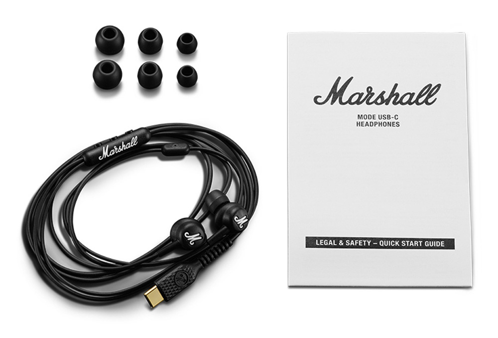Czarne słuchawki Marshall USB-C z nakładkami i skróconą instrukcją.