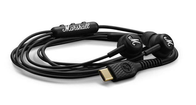 Czarne słuchawki Marshall ze złączem USB-C i srebrnym logo.
