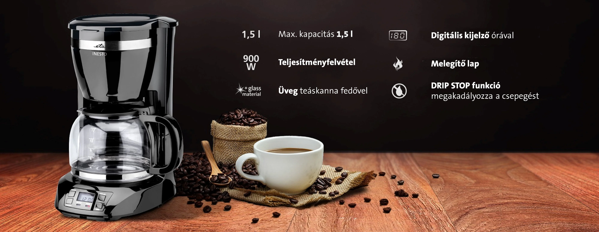 Fekete kávéfőző üvegkannával és kávébabokkal.