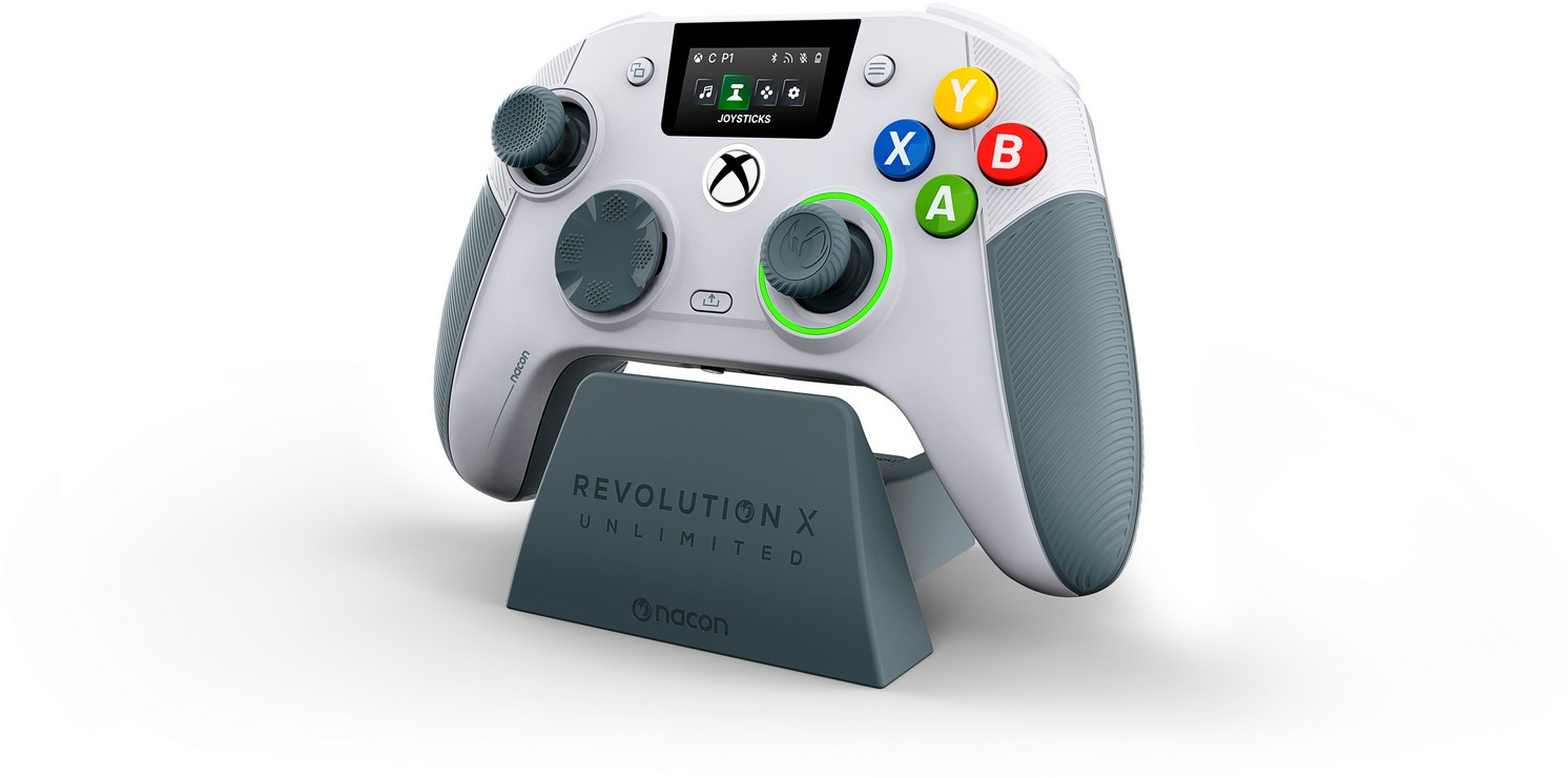Egy fehér Xbox kontroller szürke markolattal szürke állványon pihen.