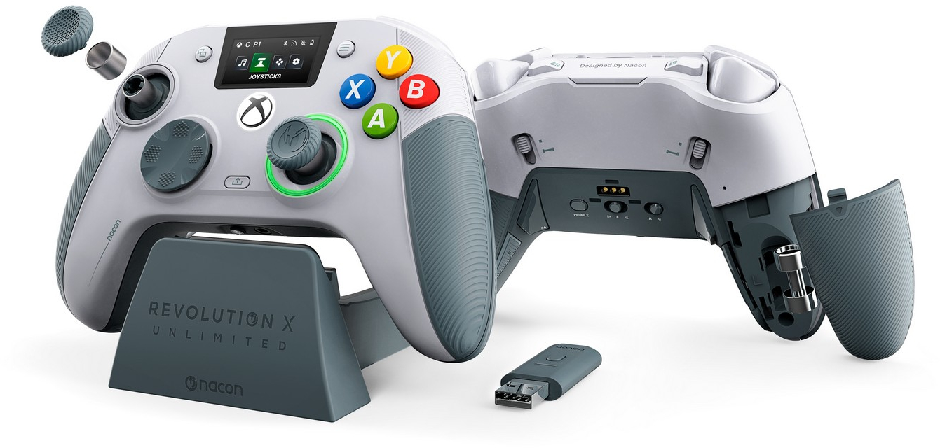 Fehér és szürke Nacon Xbox kontroller állványon, tartozékokkal.