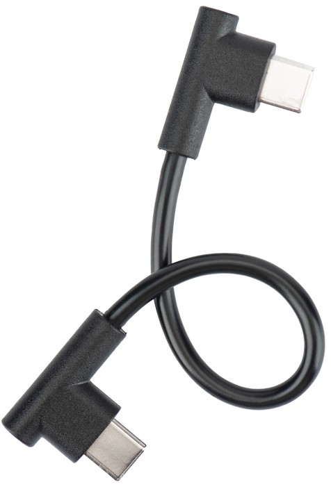 Fekete USB-C kábel két derékszögű csatlakozóval, fehér háttéren.