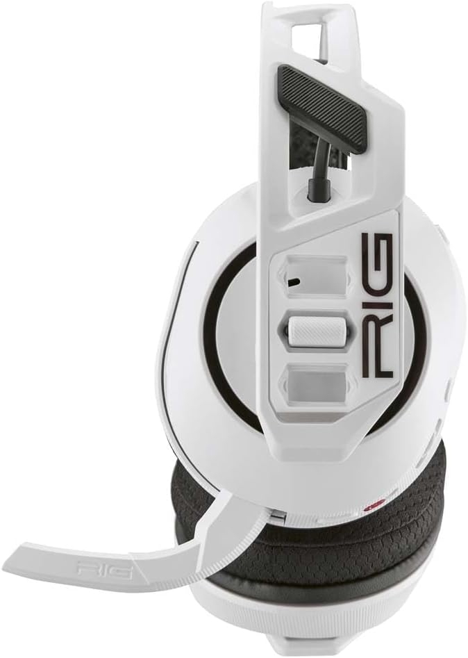 Egy fehér RIG gamer fejhallgató fekete fülpárnákkal és mikrofonnal.