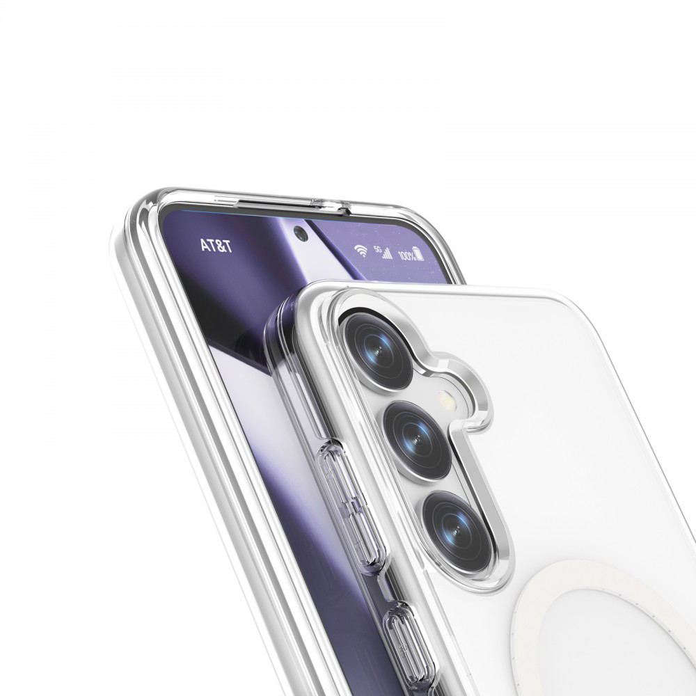 Átlátszó, ezüst szegélyű telefontok közeli képe egy AT&T feliratú okostelefonon.