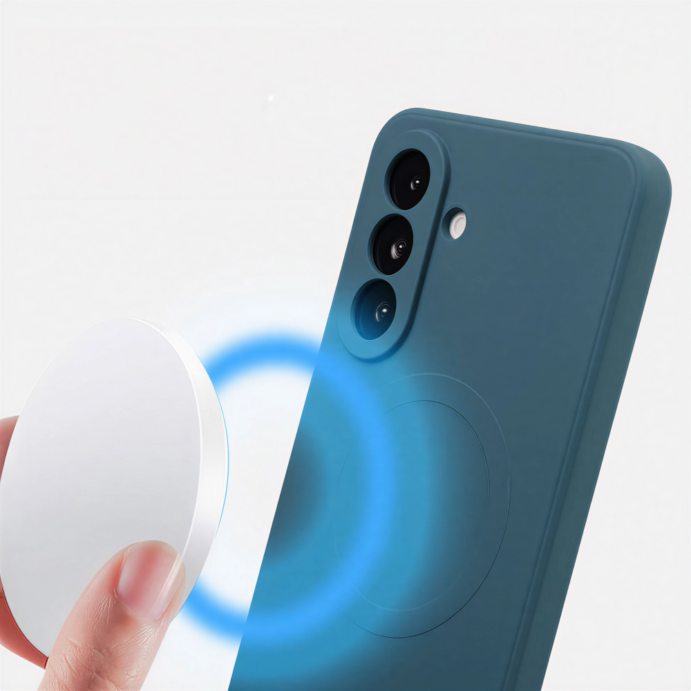 Egy kéz fehér töltőt tart a kamerás kék telefontok mellett.
