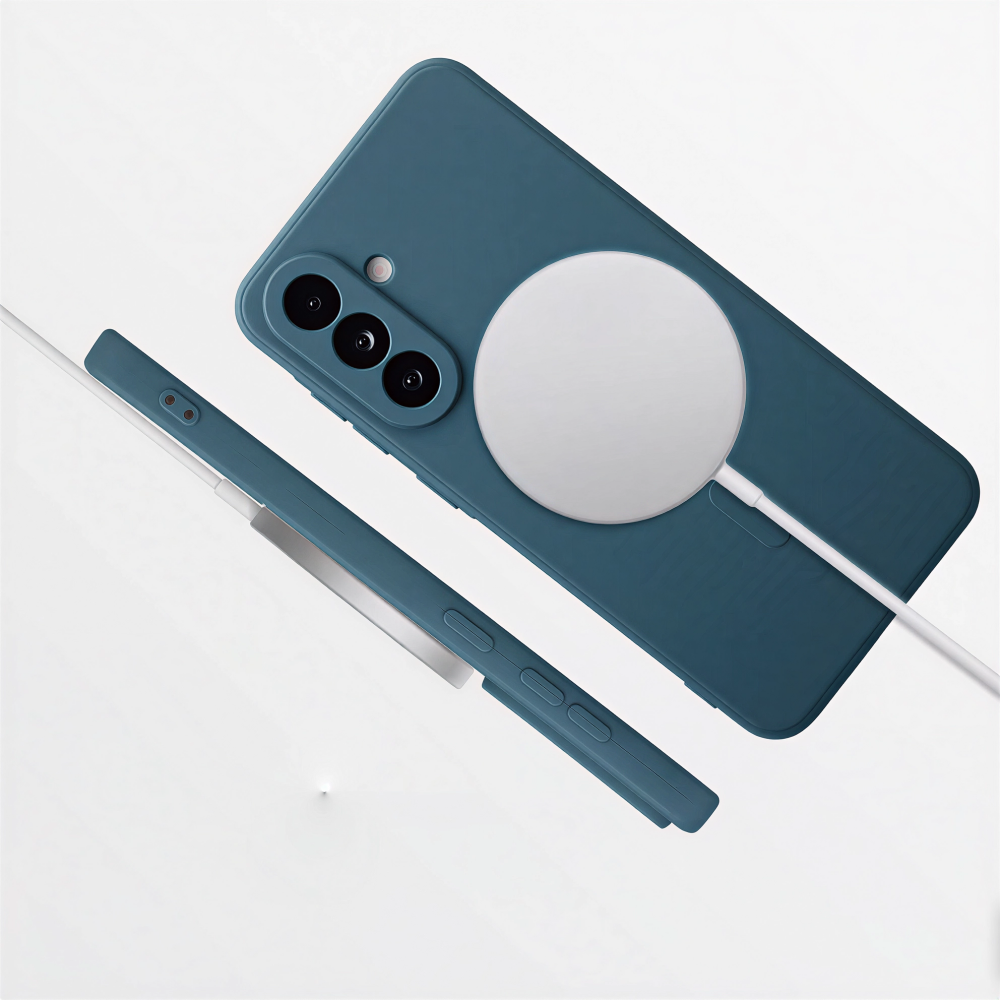 Egy kékeszöld telefontok töltőkábellel és MagSafe töltővel fehér háttéren.