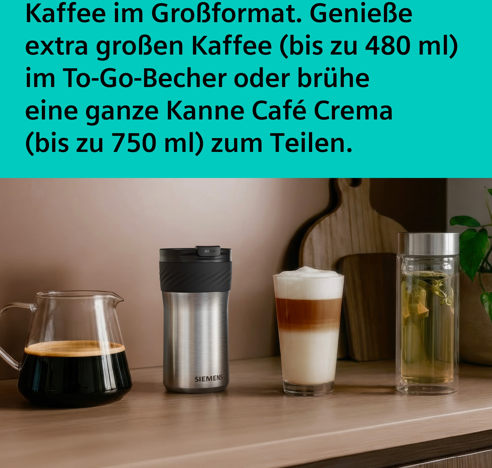Kaffeekaraffe, Thermobecher, Latte Macchiato und Teeglas stehen auf einer Holzoberfläche.