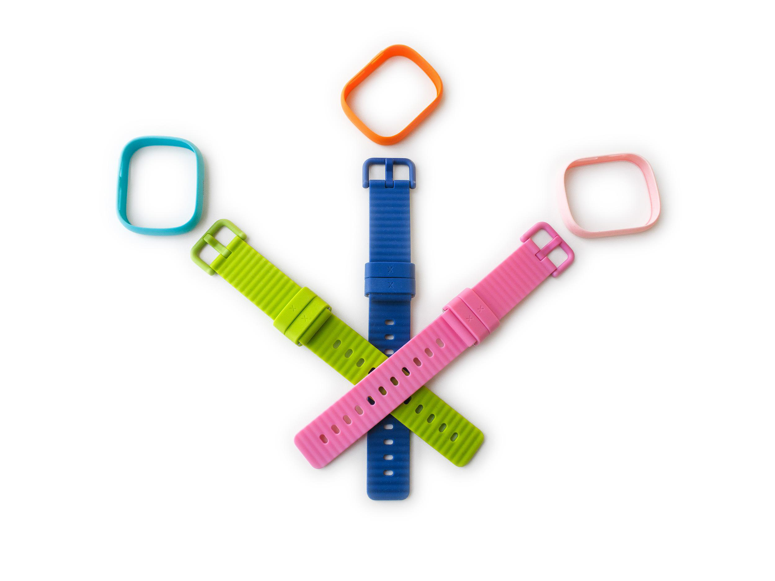 Bunte Armbänder und Rahmen liegen auf weißem Grund.