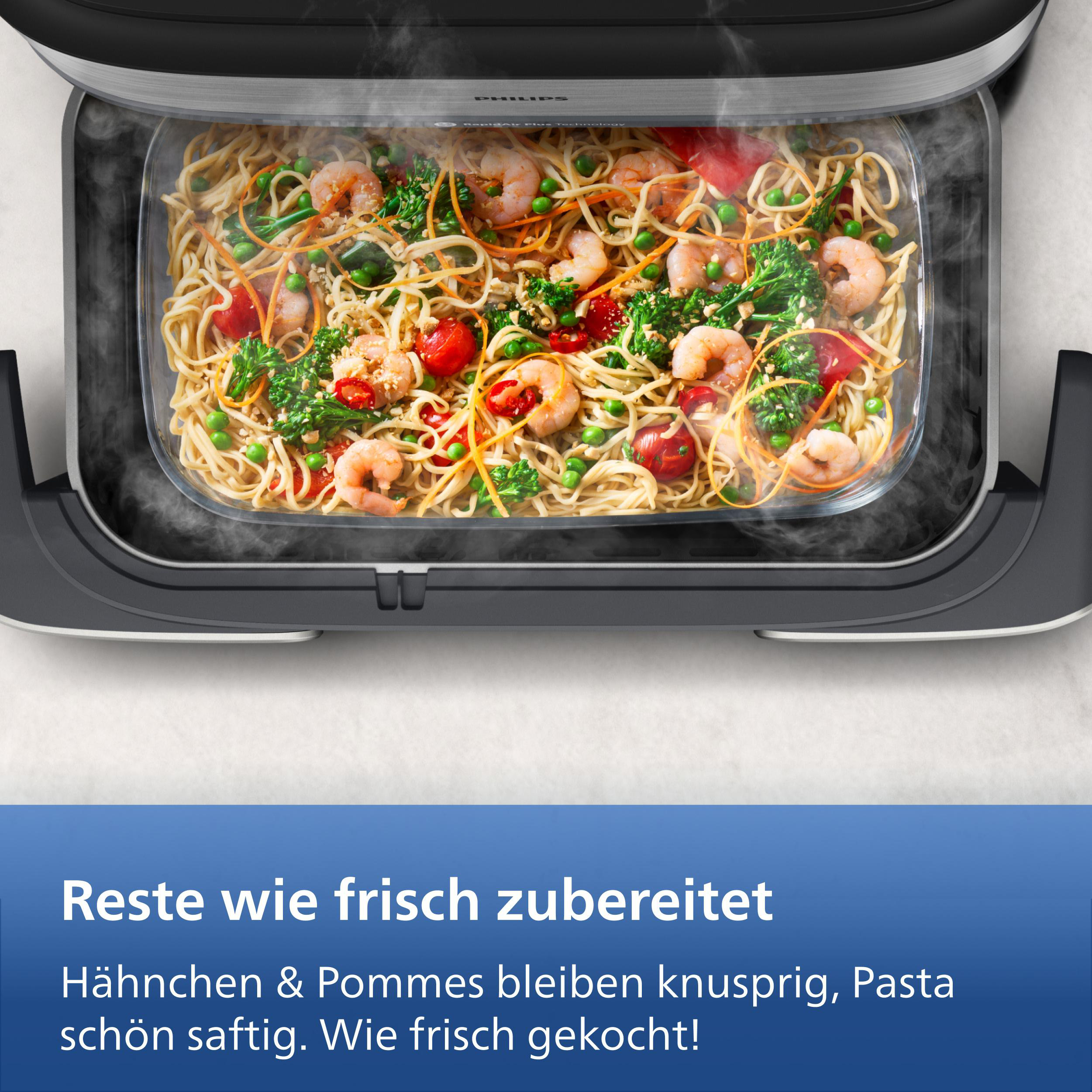 Nudelgericht mit Garnelen, Erbsen und Karotten in einem Gerät