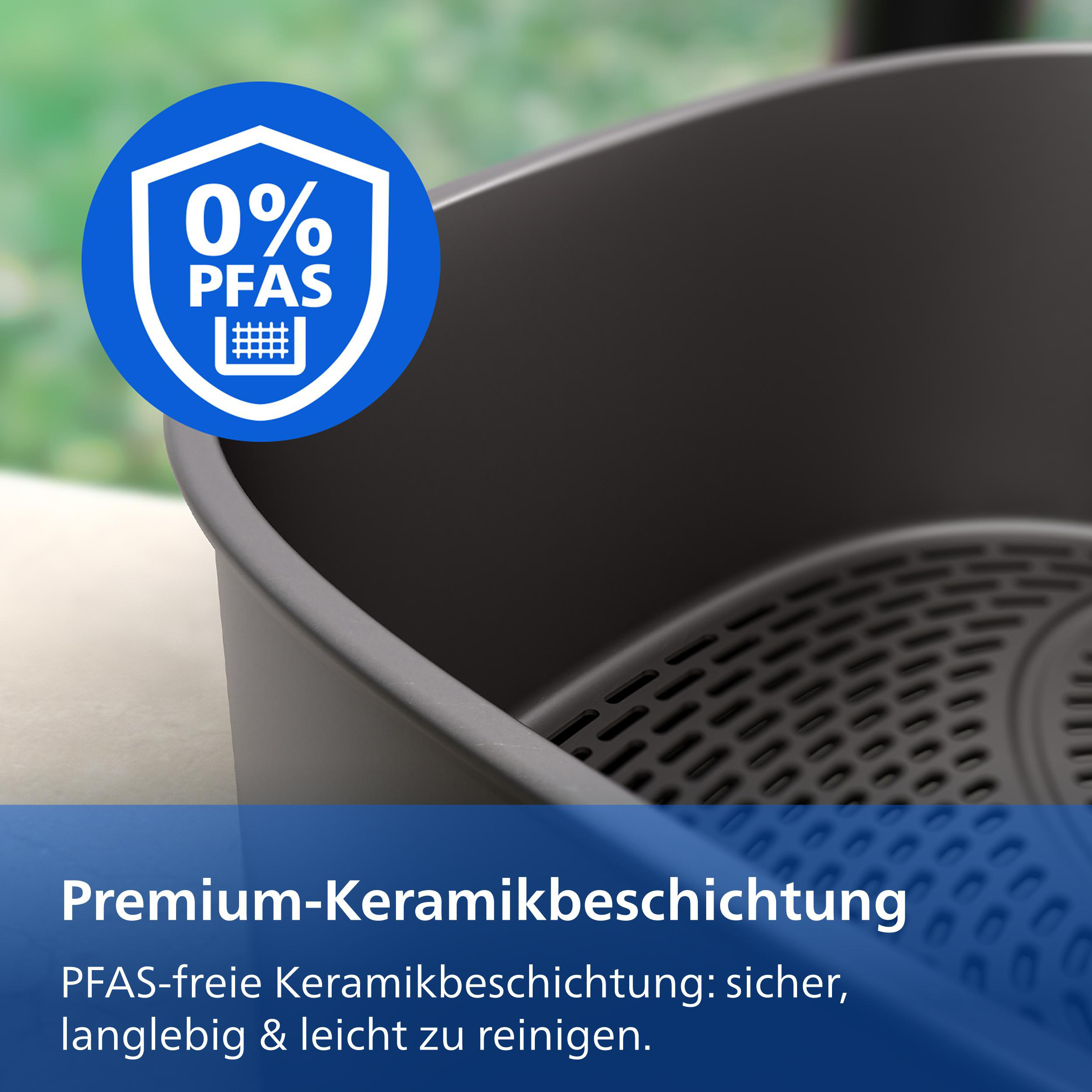 Ein schwarzer Topf mit "0% PFAS" Emblem. Premium-Keramikbeschichtung.