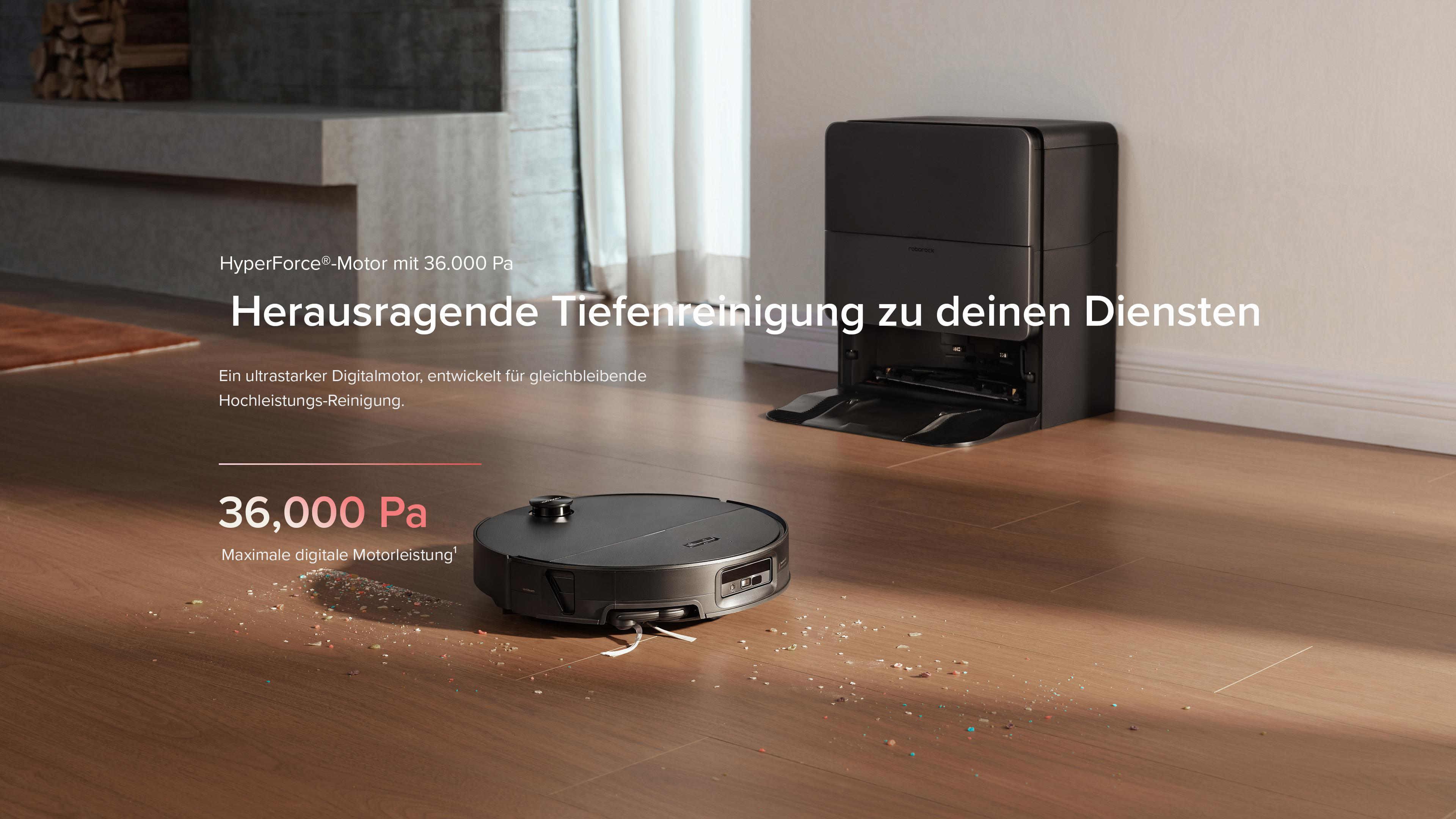 Ein schwarzer Saugroboter reinigt Holzfußboden mit Schmutz vor einer Ladestation.
