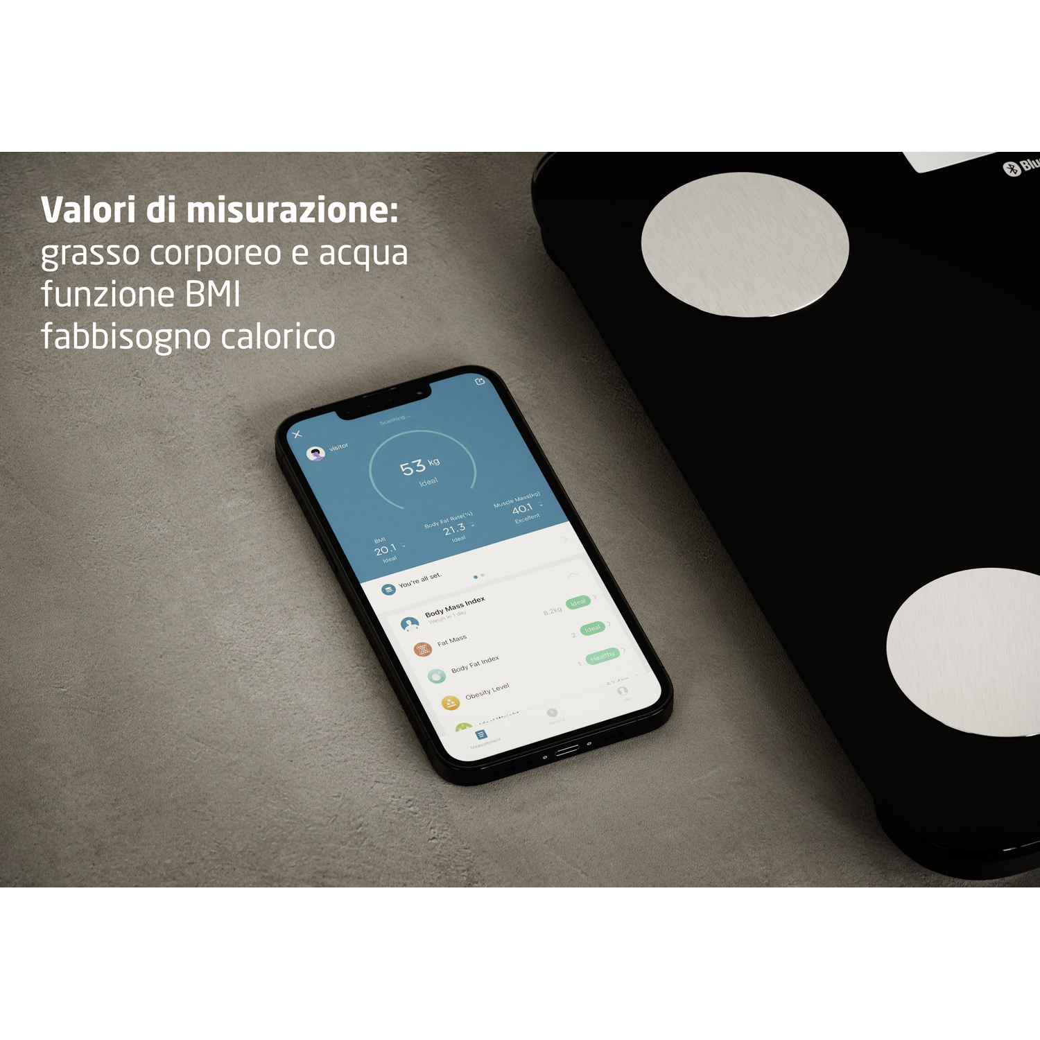 Bilancia corporea nera con smartphone che mostra dati sanitari.