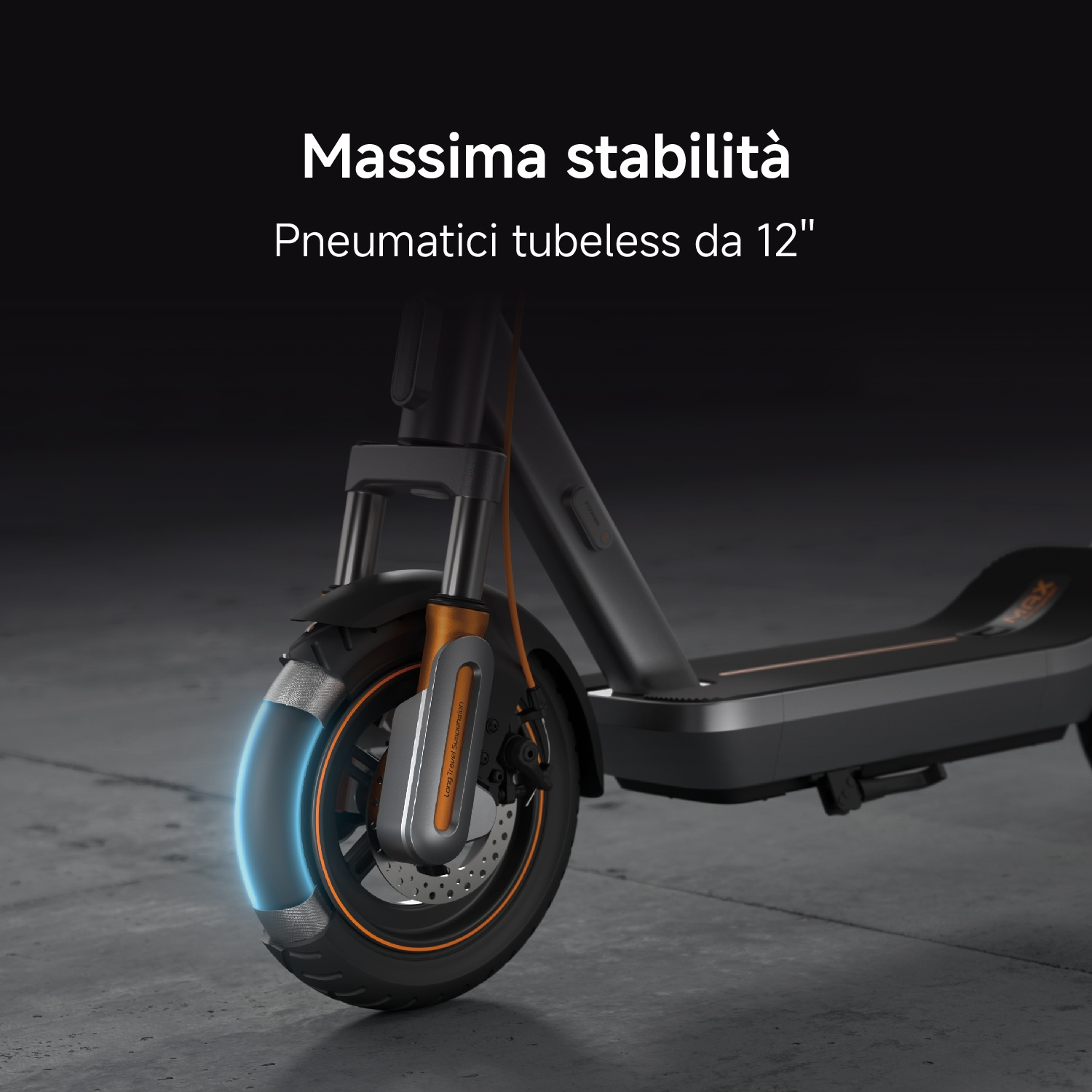Monopattino elettrico con pneumatici tubeless da 12 pollici e accenti arancioni.