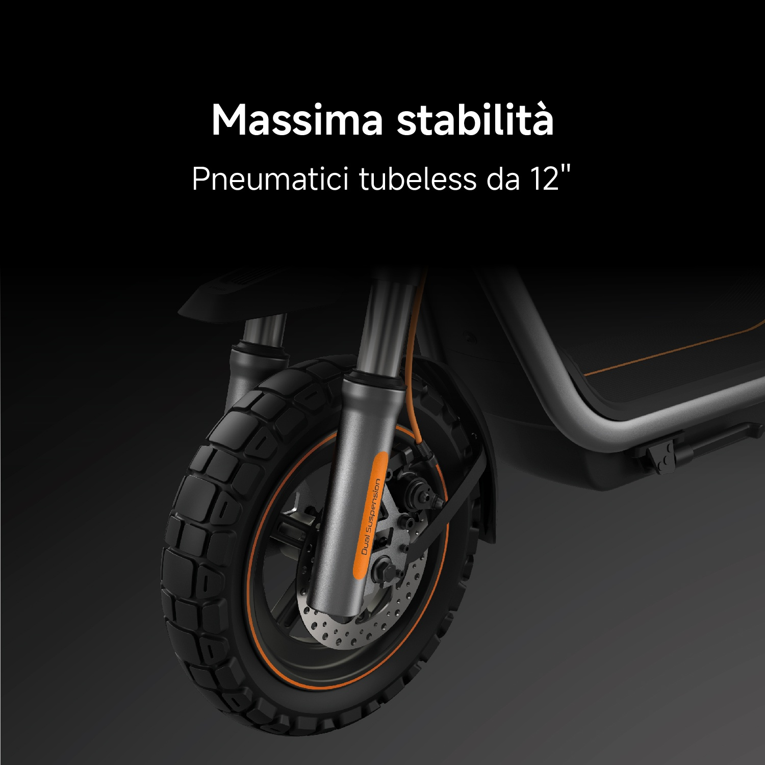 Primo piano di pneumatico scooter con scritta "Dual Suspension", gomma nera.