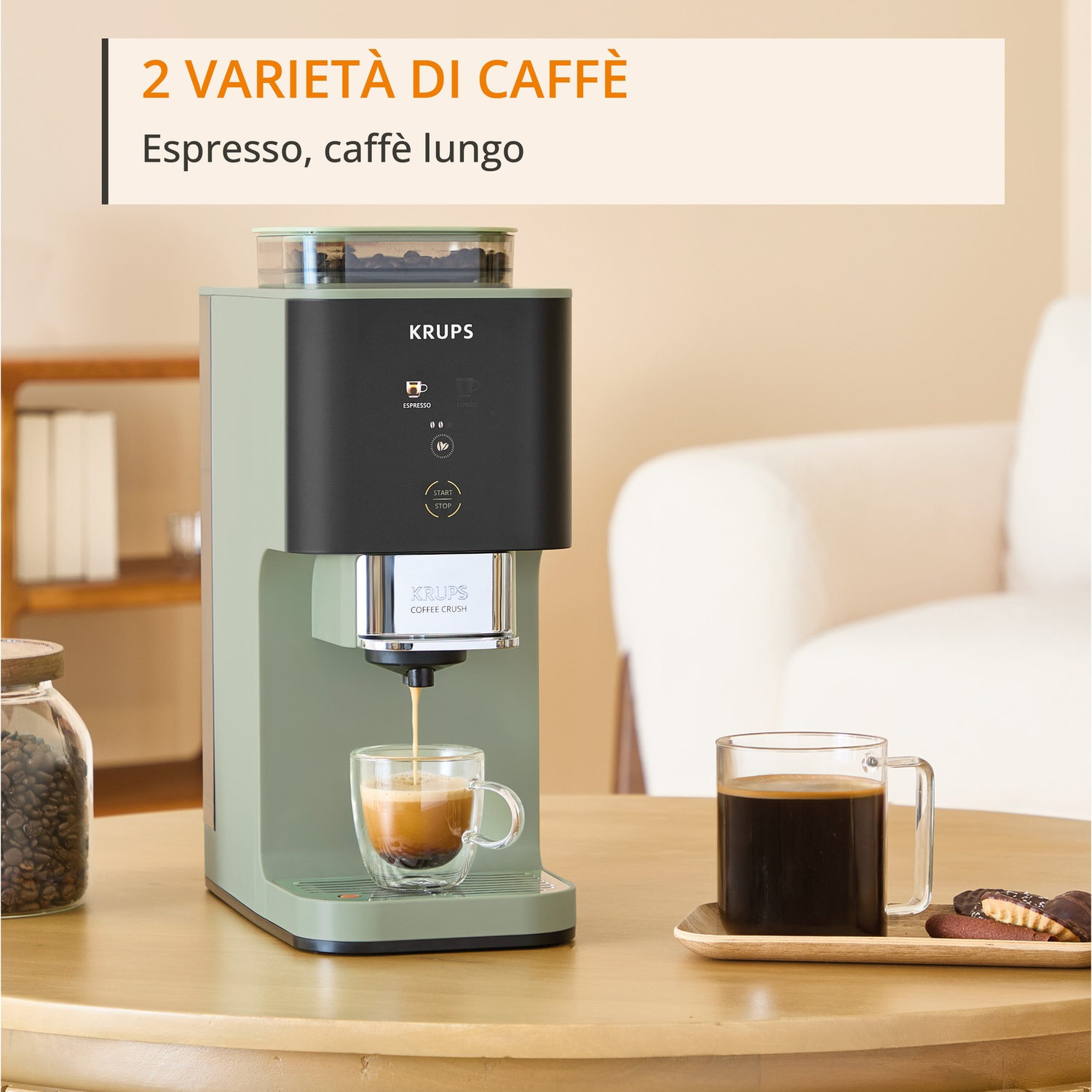 Macchina da caffè verde prepara espresso in vetro, con caffè e biscotti.