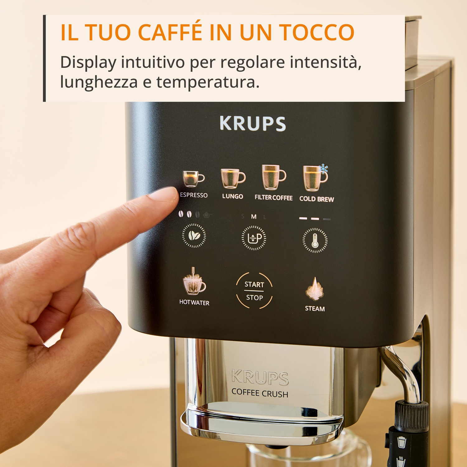 Una mano aziona una macchina da caffè Krups con selezioni touch.