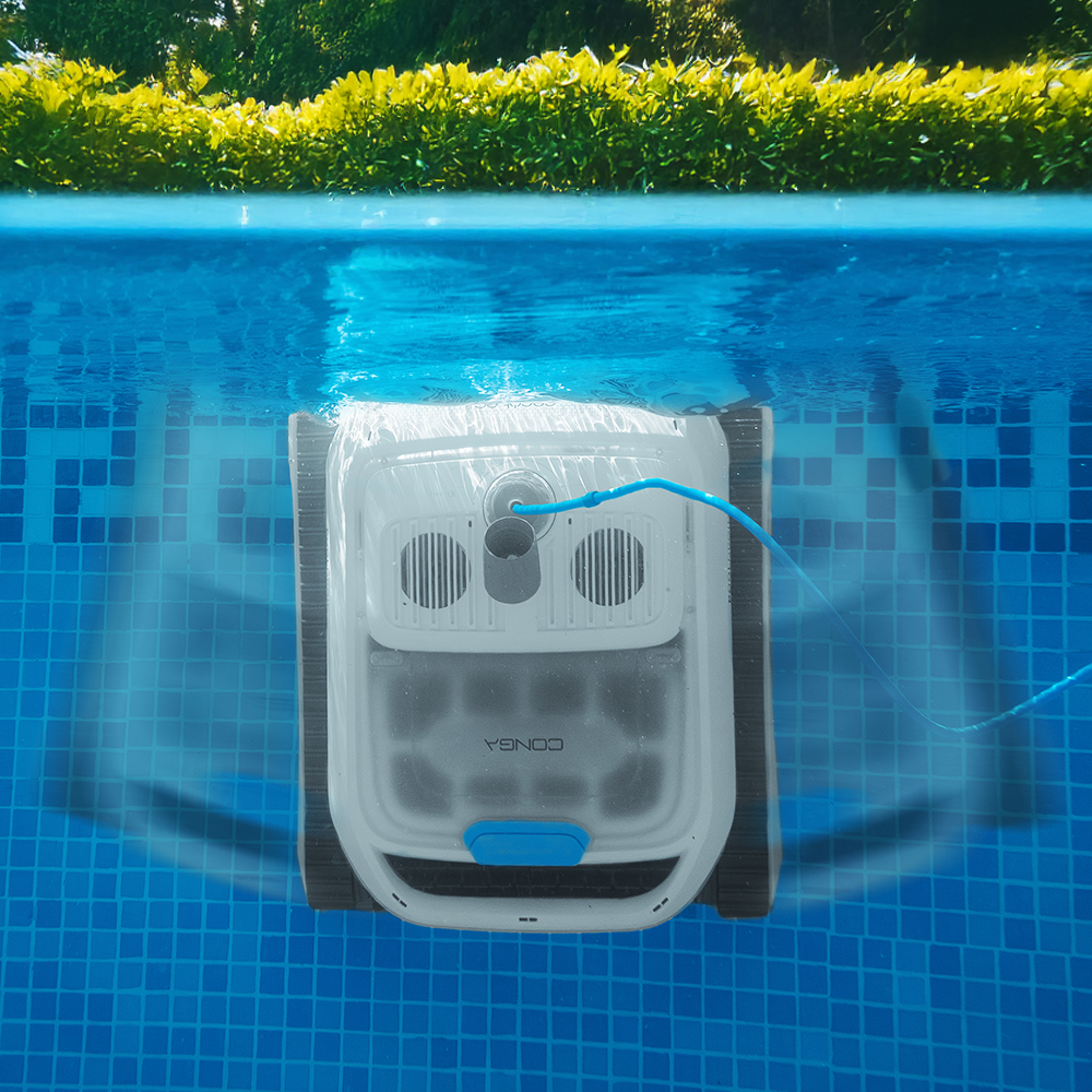 Un robot de piscina blanco con manguera azul limpia una piscina de baldosas azules.