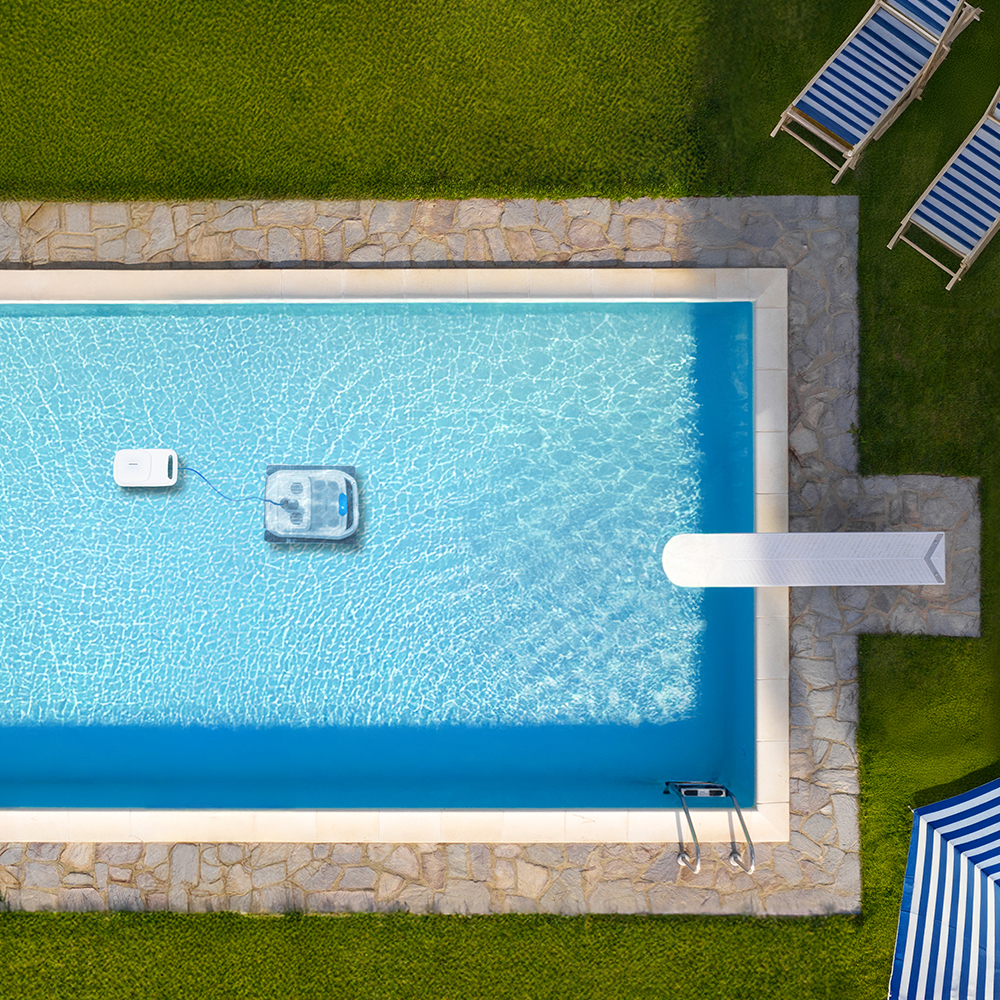 Vista aérea de una piscina azul limpia con un robot limpiafondos y un flotador blanco.