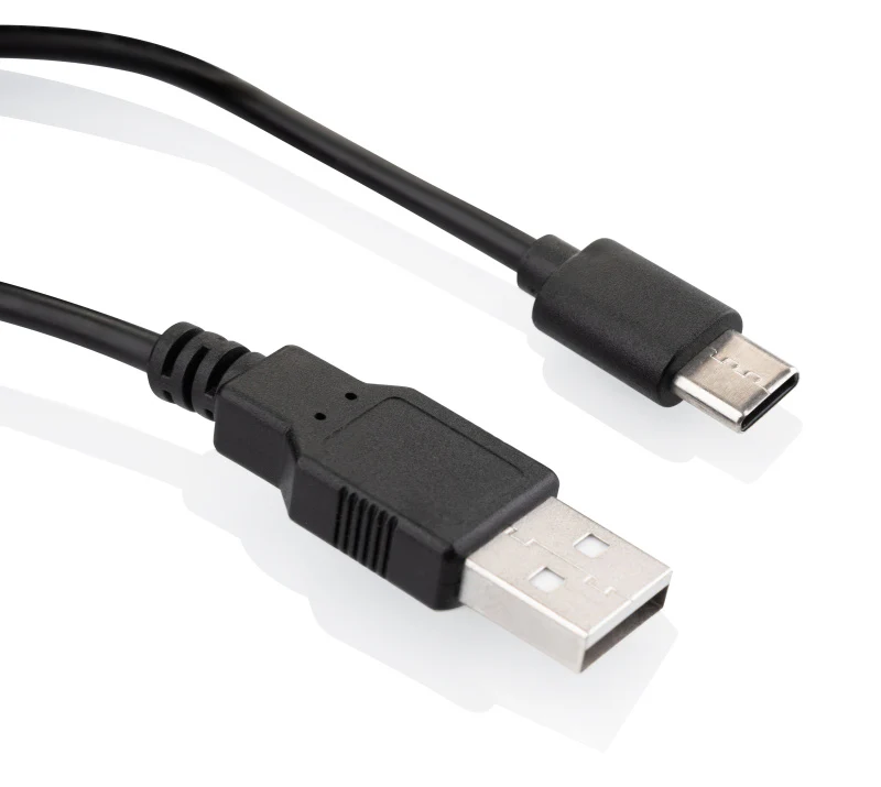 Egy fekete USB-A-USB-C kábel fekszik fehér háttéren.