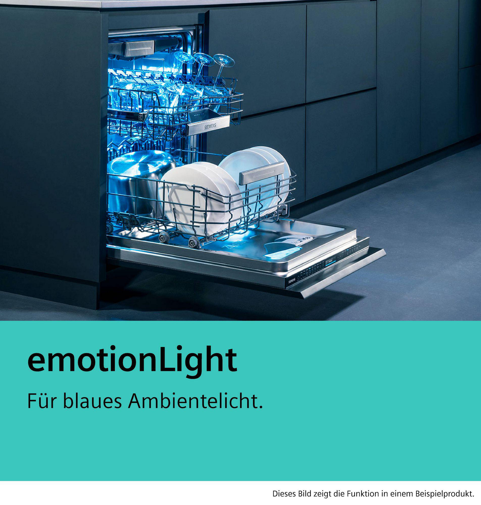 Ein geöffneter Geschirrspüler mit blauem Licht, beladen mit Gläsern und Tellern.