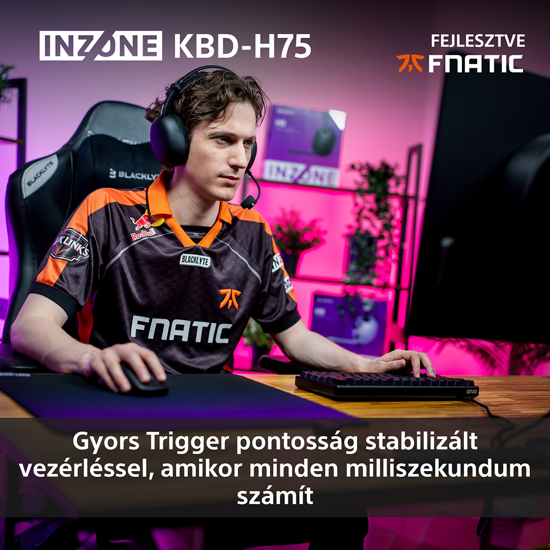 Egy fejhallgatós férfi számítógépes játékot játszik, FNATIC mezt visel.